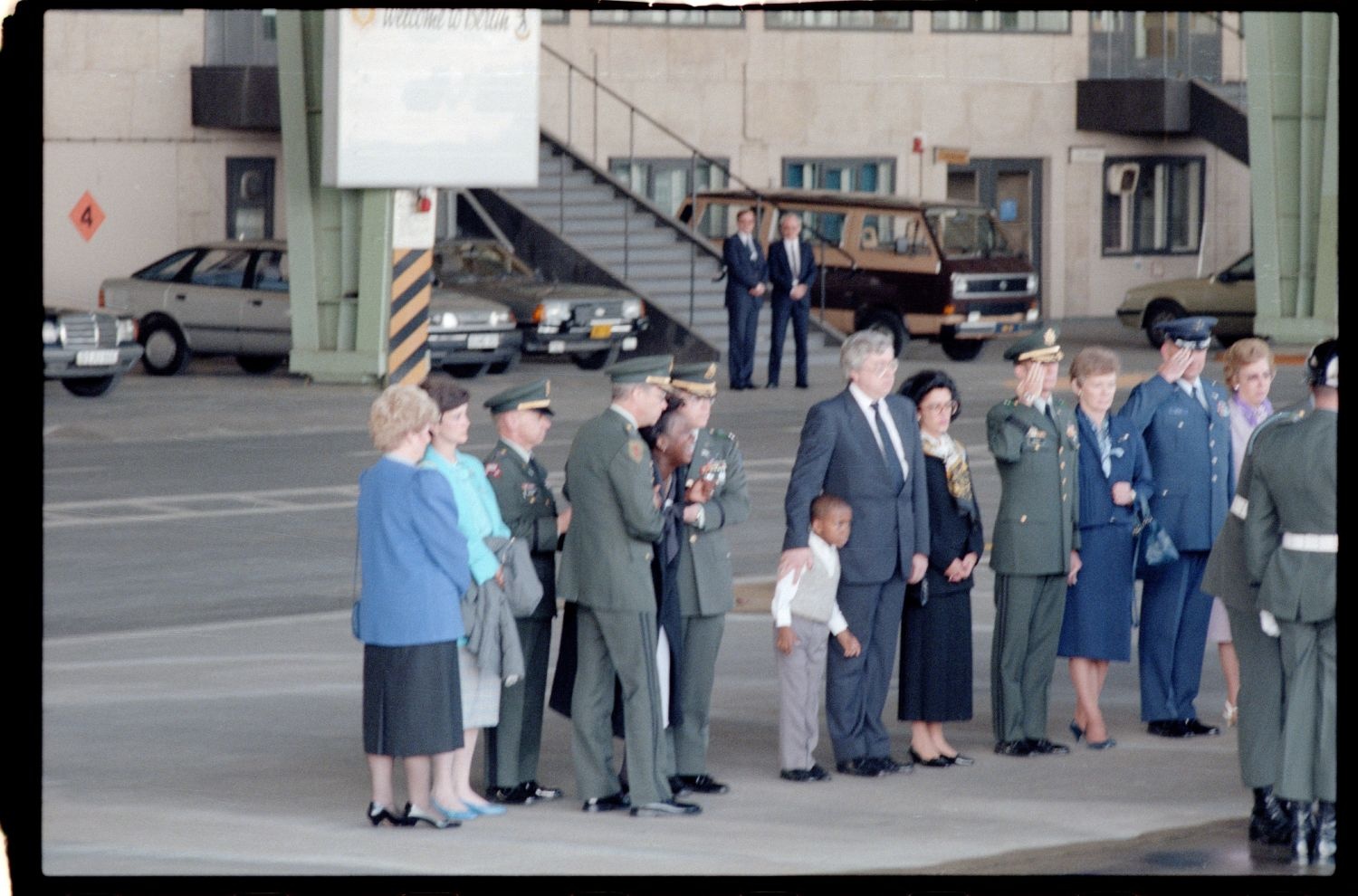 Fotografie: Offizieller Akt zur Überführung der sterblichen Überreste von Staff Sergeant James E. Goins auf dem Flughafen Berlin-Tempelhof