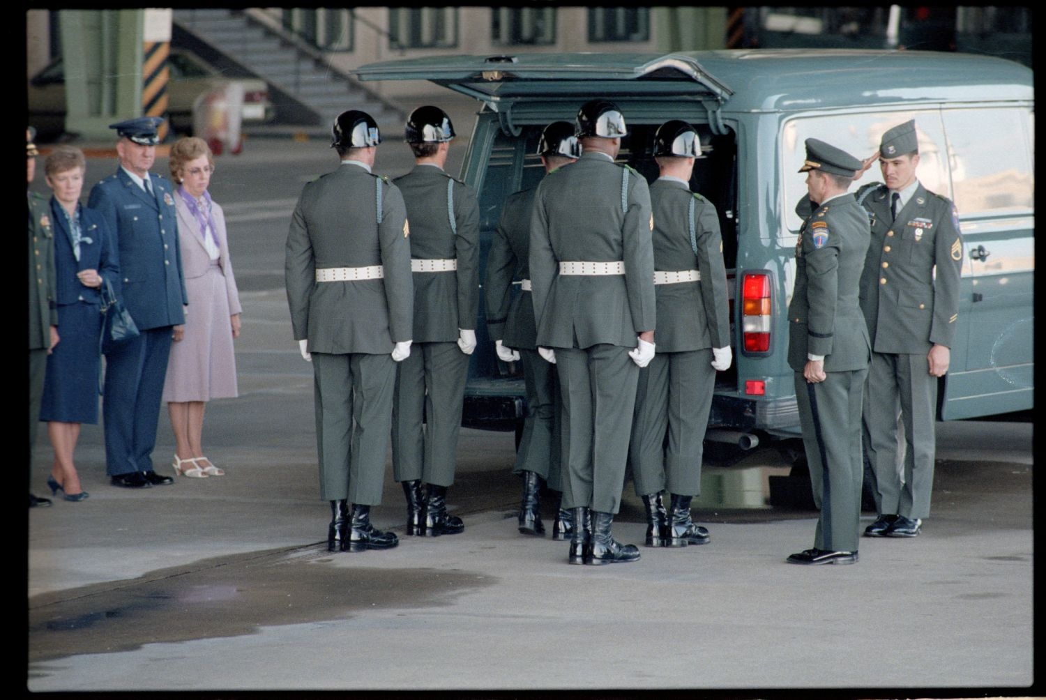 Fotografie: Offizieller Akt zur Überführung der sterblichen Überreste von Staff Sergeant James E. Goins auf dem Flughafen Berlin-Tempelhof