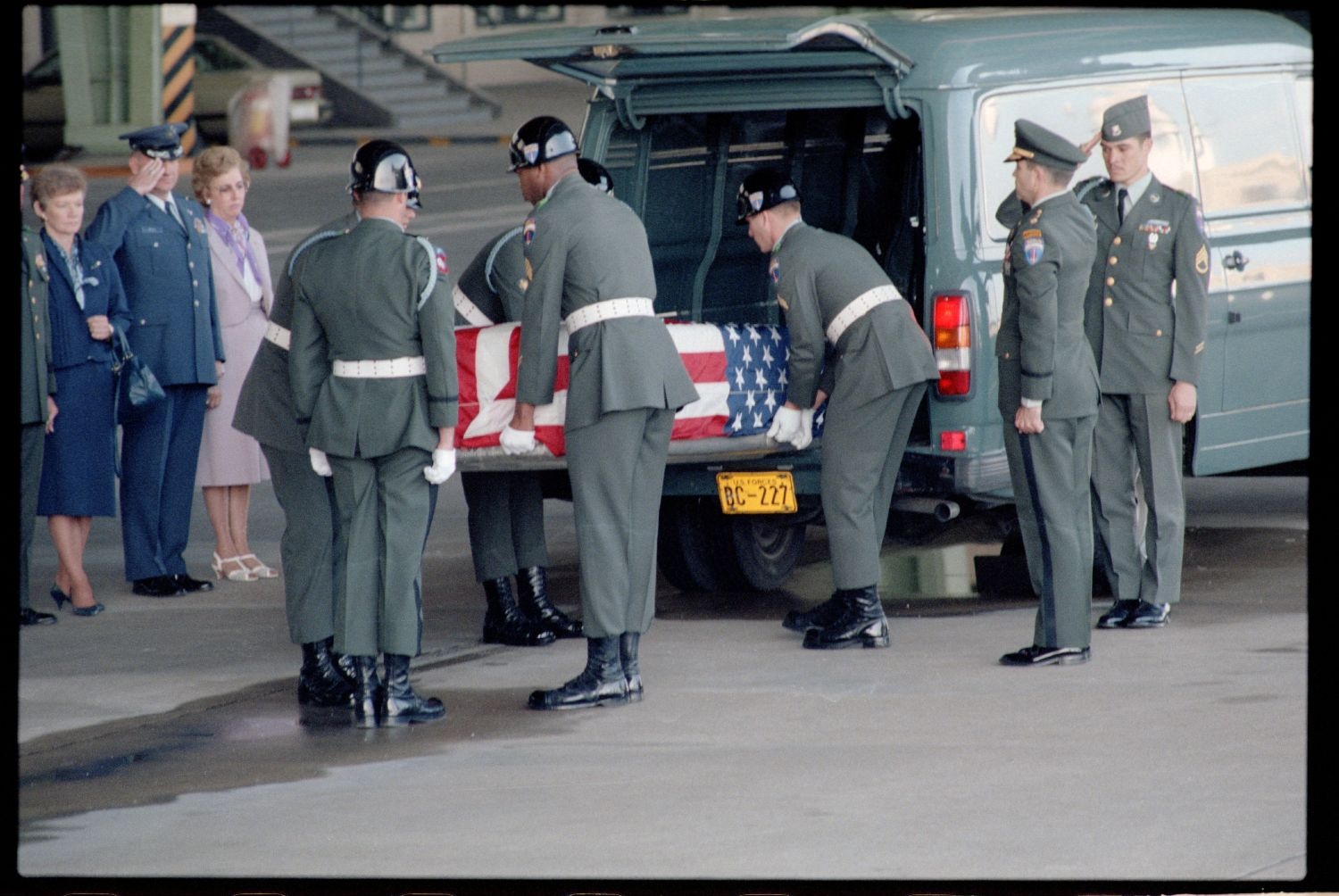 Fotografie: Offizieller Akt zur Überführung der sterblichen Überreste von Staff Sergeant James E. Goins auf dem Flughafen Berlin-Tempelhof