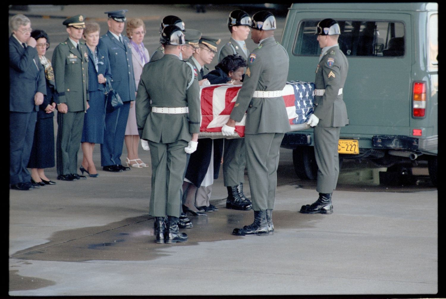 Fotografie: Offizieller Akt zur Überführung der sterblichen Überreste von Staff Sergeant James E. Goins auf dem Flughafen Berlin-Tempelhof