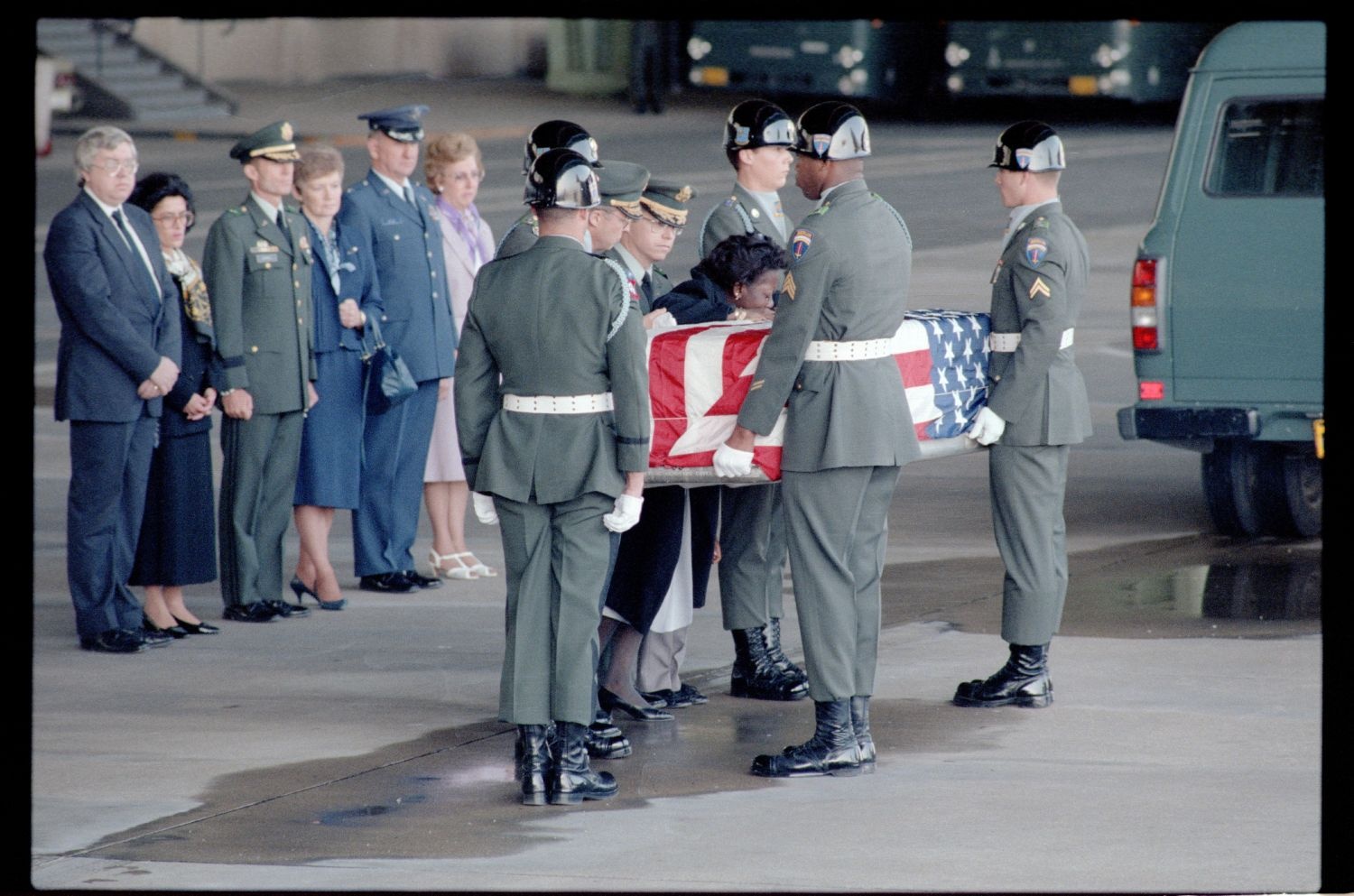 Fotografie: Offizieller Akt zur Überführung der sterblichen Überreste von Staff Sergeant James E. Goins auf dem Flughafen Berlin-Tempelhof