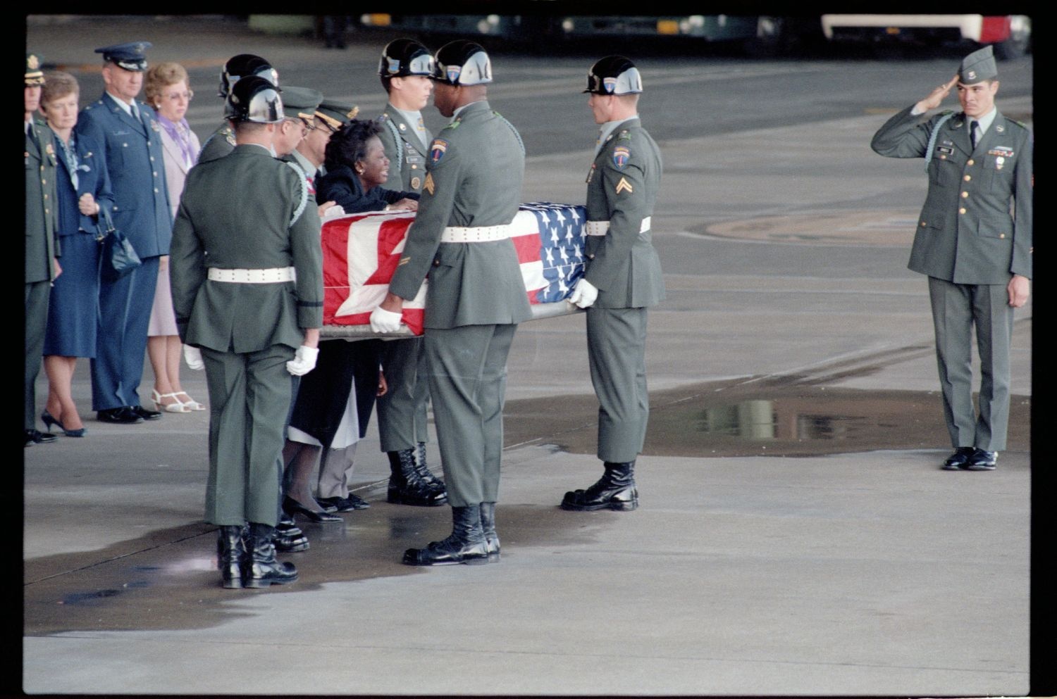 Fotografie: Offizieller Akt zur Überführung der sterblichen Überreste von Staff Sergeant James E. Goins auf dem Flughafen Berlin-Tempelhof