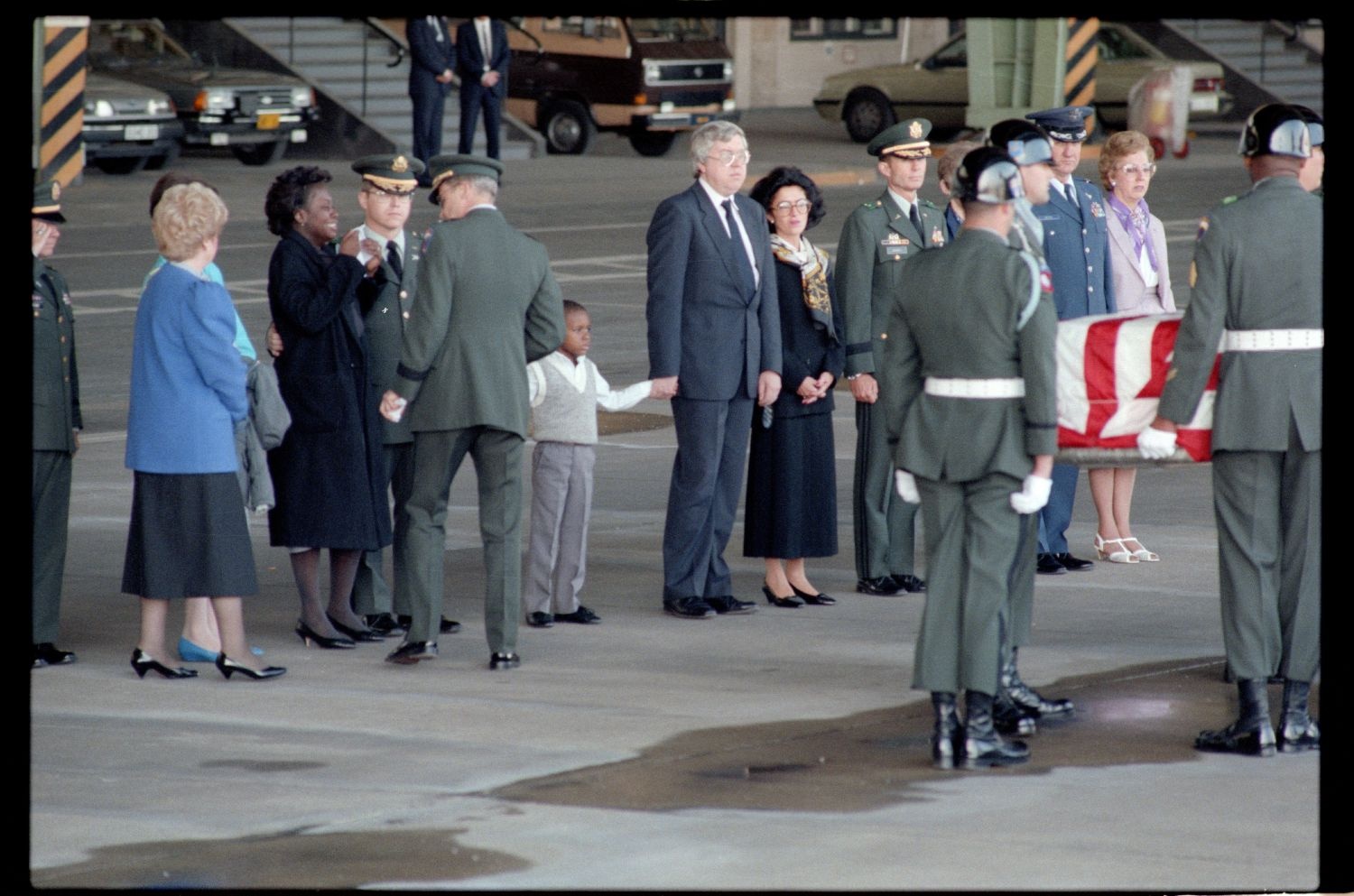 Fotografie: Offizieller Akt zur Überführung der sterblichen Überreste von Staff Sergeant James E. Goins auf dem Flughafen Berlin-Tempelhof