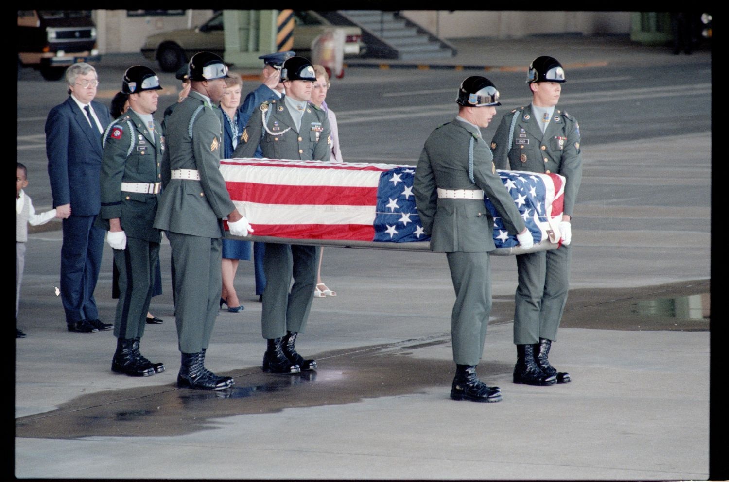 Fotografie: Offizieller Akt zur Überführung der sterblichen Überreste von Staff Sergeant James E. Goins auf dem Flughafen Berlin-Tempelhof