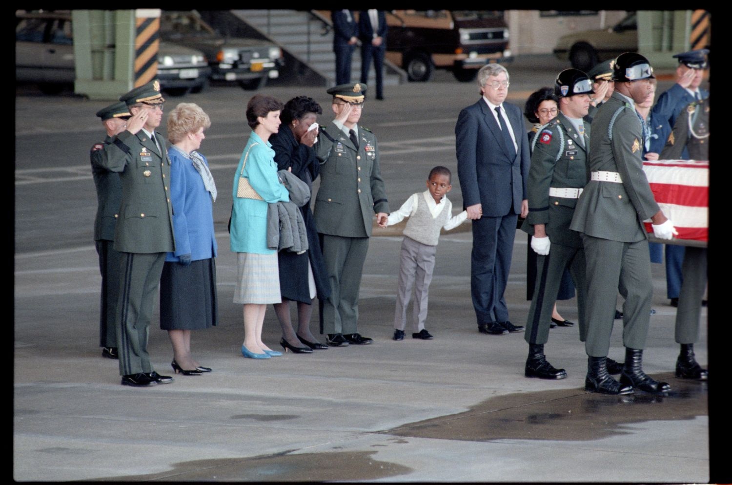 Fotografie: Offizieller Akt zur Überführung der sterblichen Überreste von Staff Sergeant James E. Goins auf dem Flughafen Berlin-Tempelhof