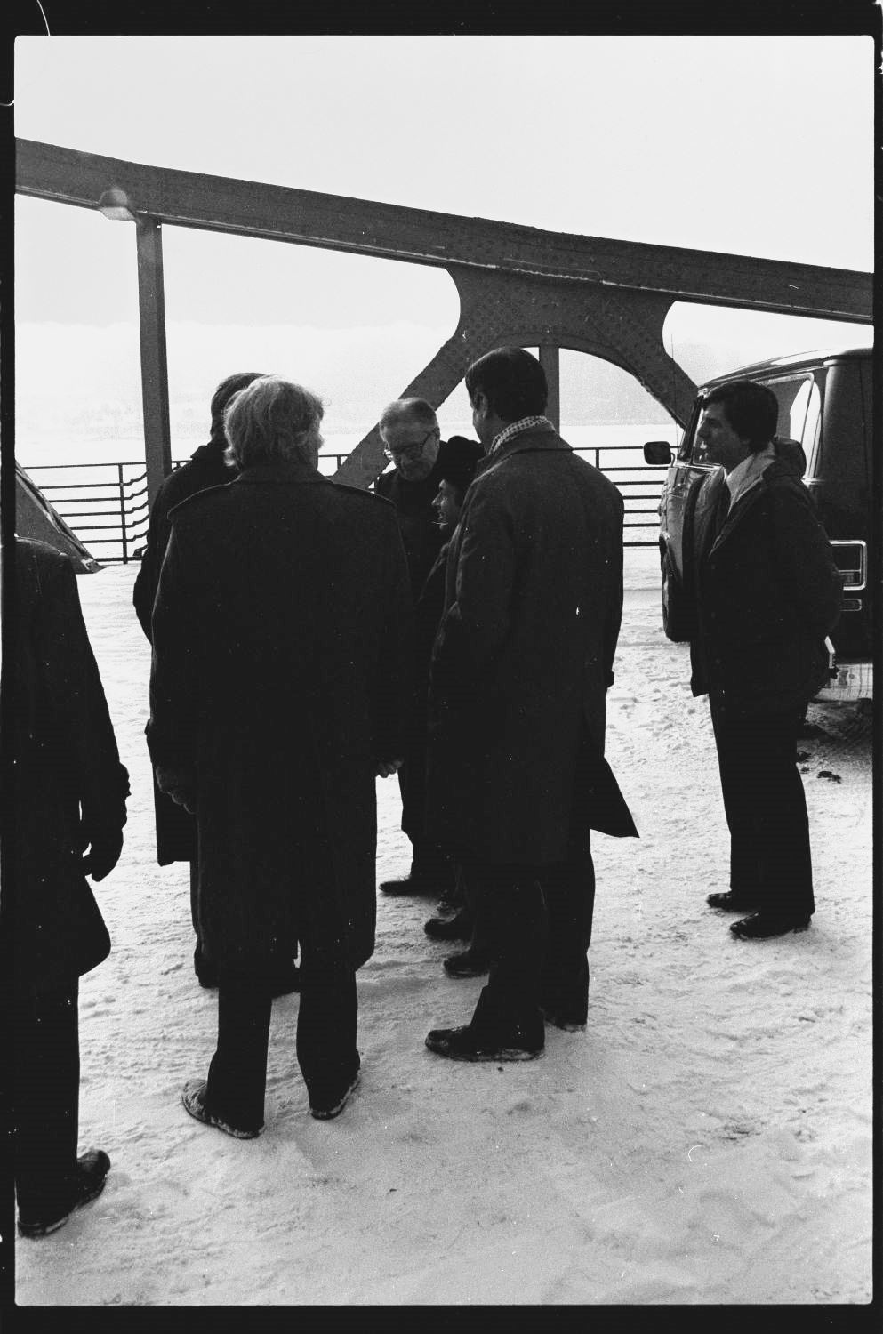 s/w-Fotografie: Agentenaustausch auf der Glienicker Brücke