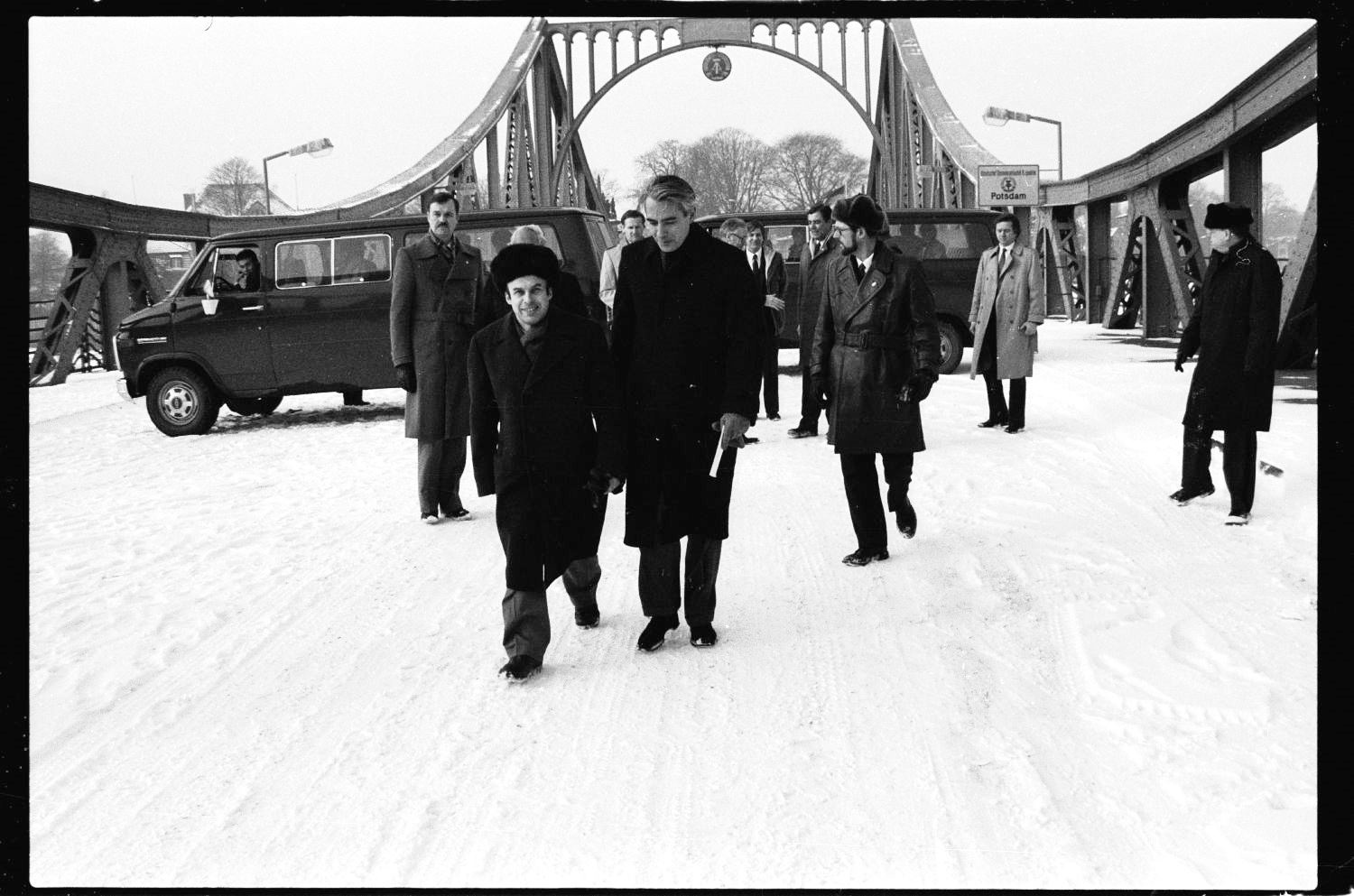 S/w-Fotografie: Agentenaustausch auf der Glienicker Brücke