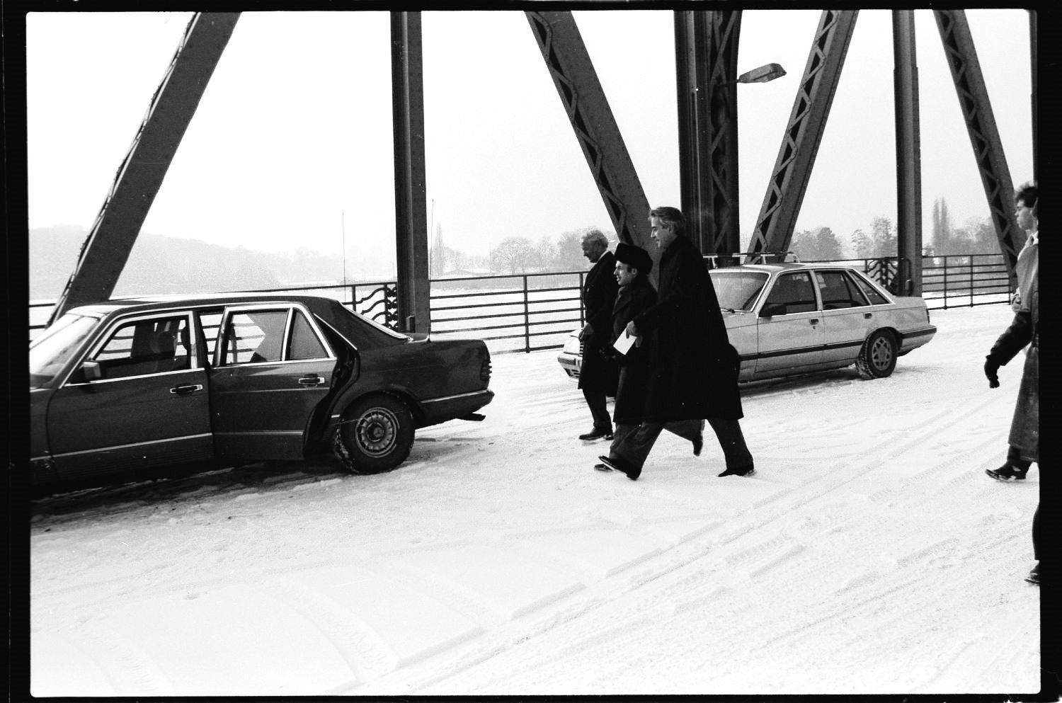 S/w-Fotografie: Agentenaustausch auf der Glienicker Brücke