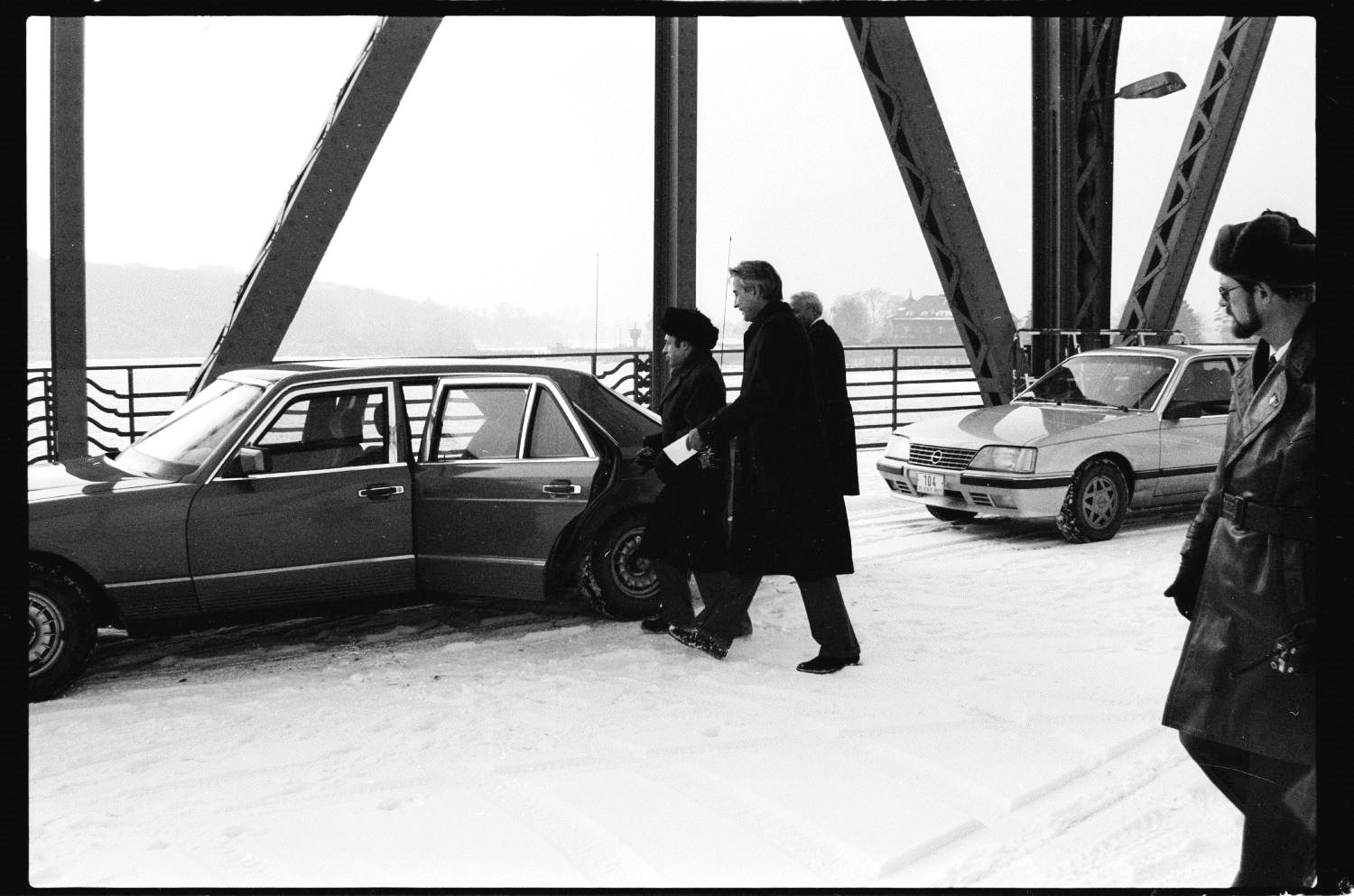 S/w-Fotografie: Agentenaustausch auf der Glienicker Brücke