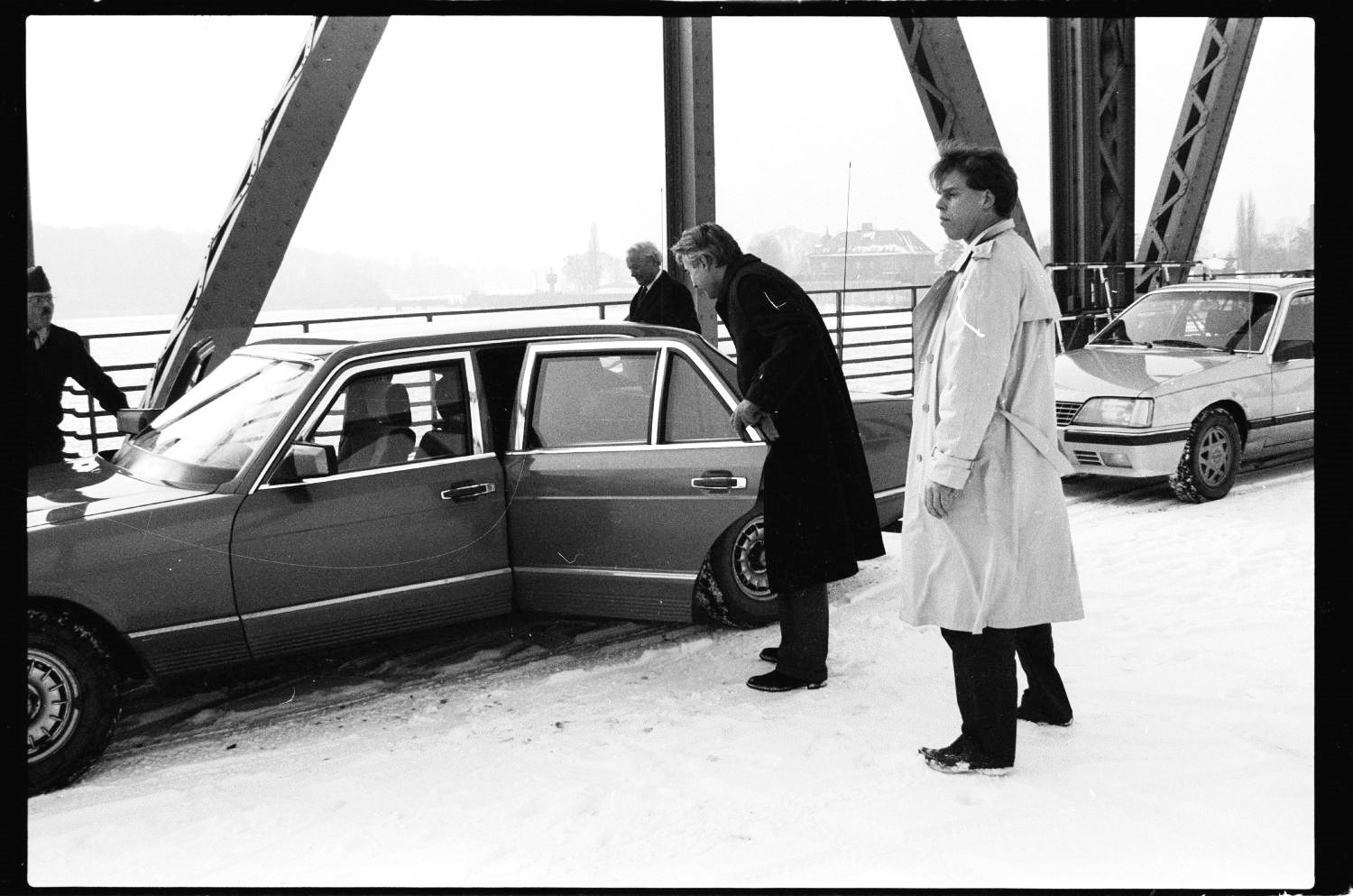 s/w-Fotografie: Agentenaustausch auf der Glienicker Brücke