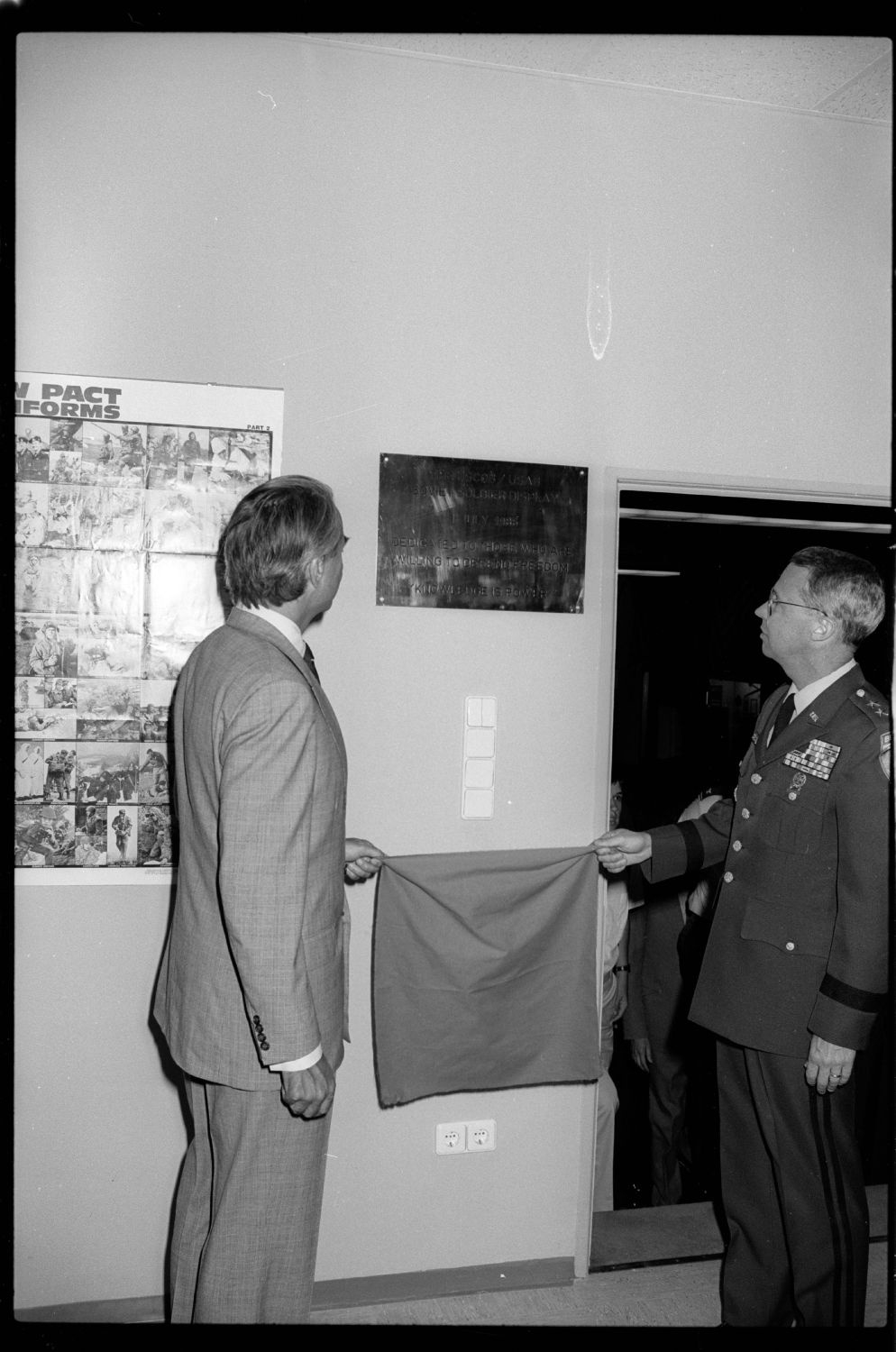 S/w-Fotografie: Eröffnung des Soviet Soldier Display im "McNair Museum" in Berlin-Lichterfelde