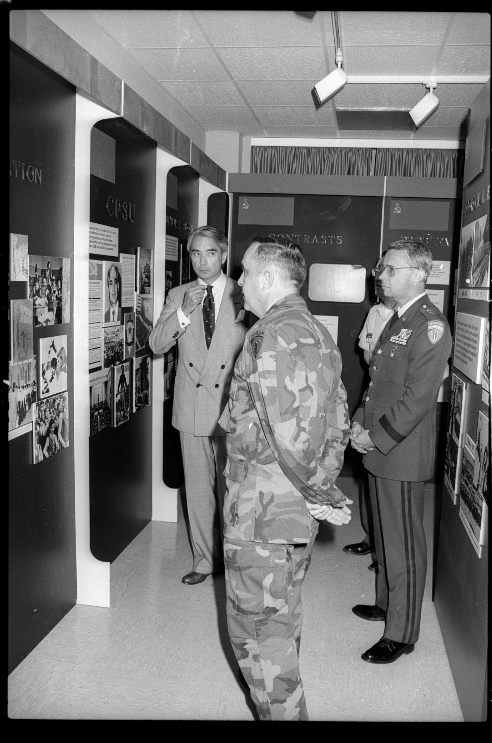 S/w-Fotografie: Eröffnung des Soviet Soldier Display im "McNair Museum" in Berlin-Lichterfelde