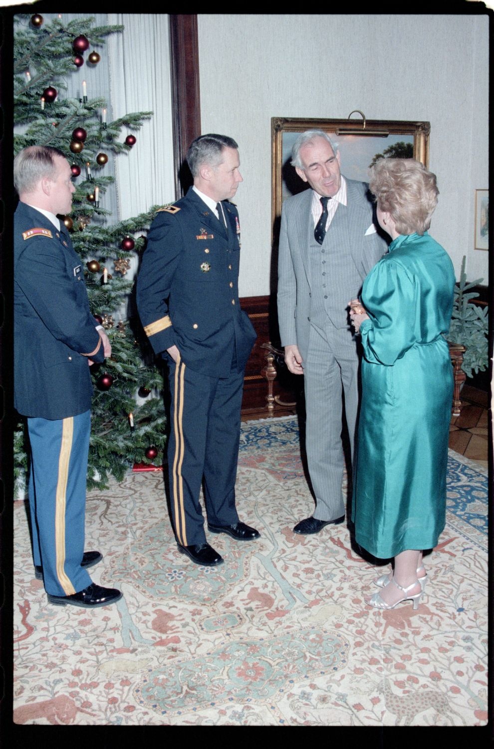 Fotografie: Weihnachtsempfang bei US-Stadtkommandant Major General John H. Mitchell in seiner Residenz in Berlin-Dahlem