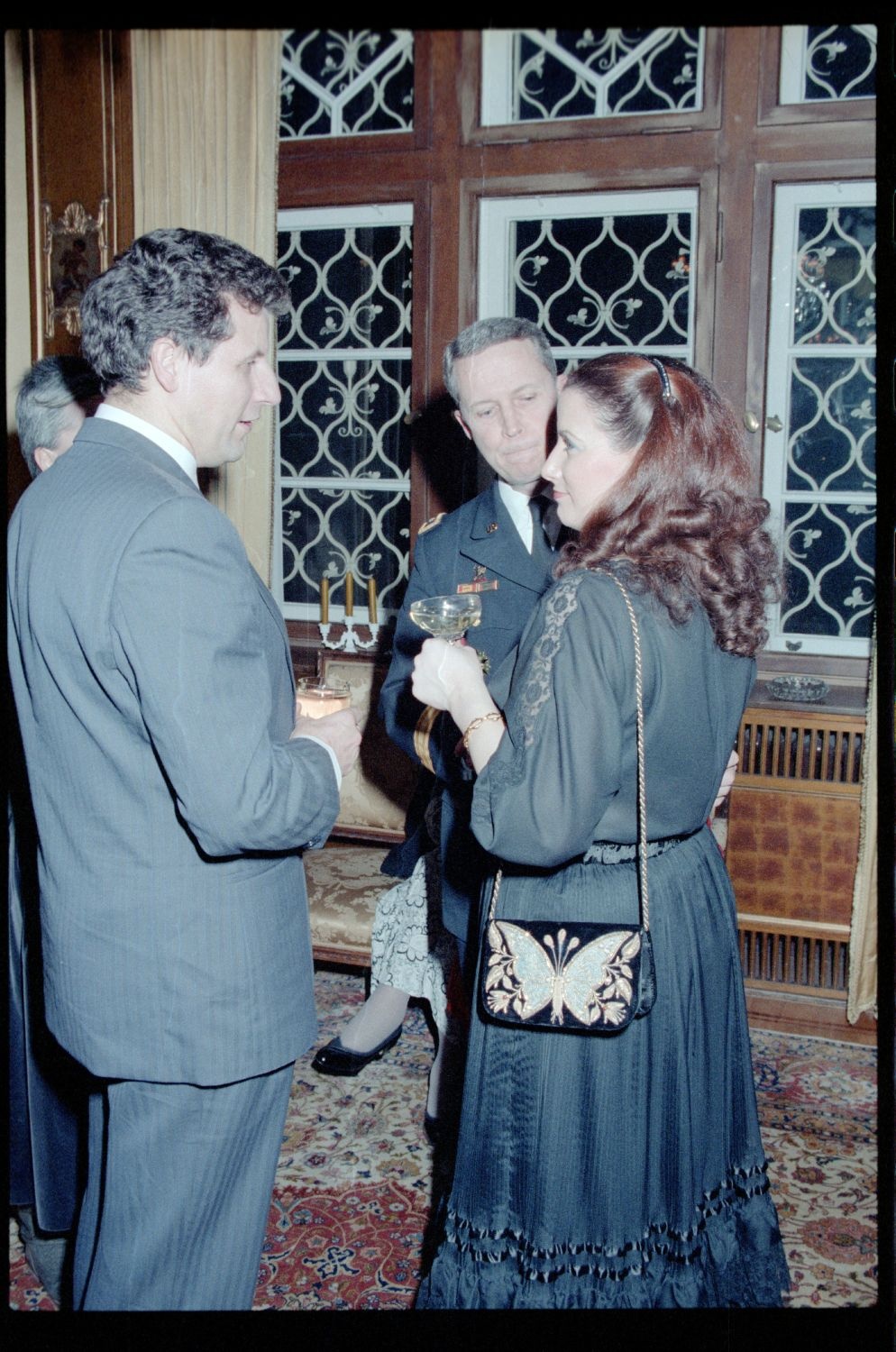 Fotografie: Weihnachtsempfang bei US-Stadtkommandant Major General John H. Mitchell in seiner Residenz in Berlin-Dahlem