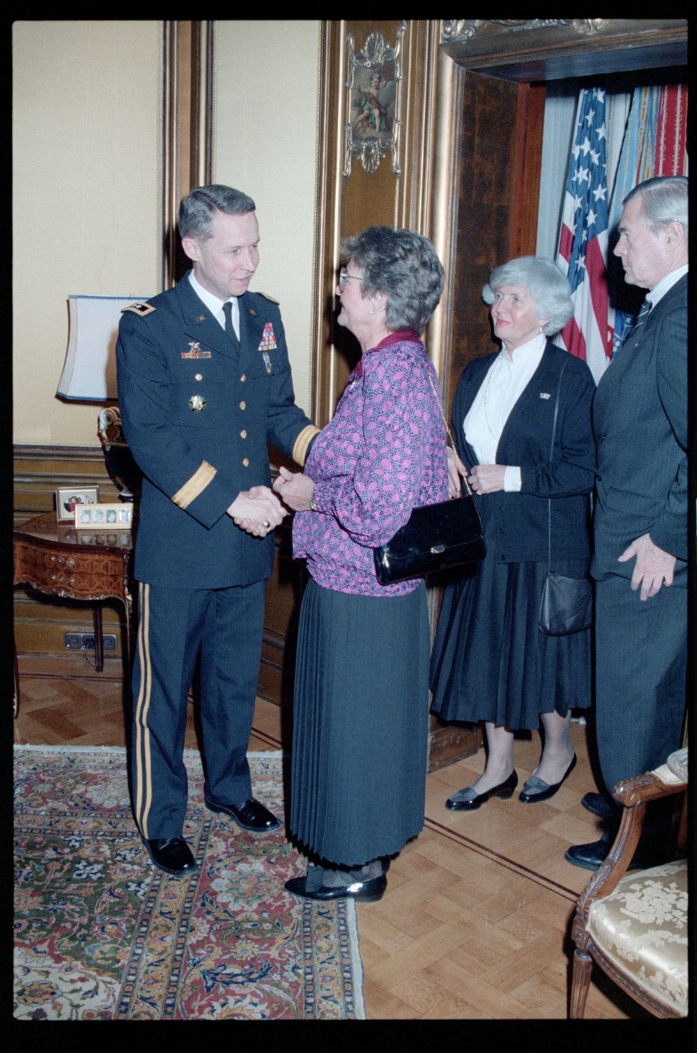 Fotografie: Weihnachtsempfang bei US-Stadtkommandant Major General John H. Mitchell in seiner Residenz in Berlin-Dahlem