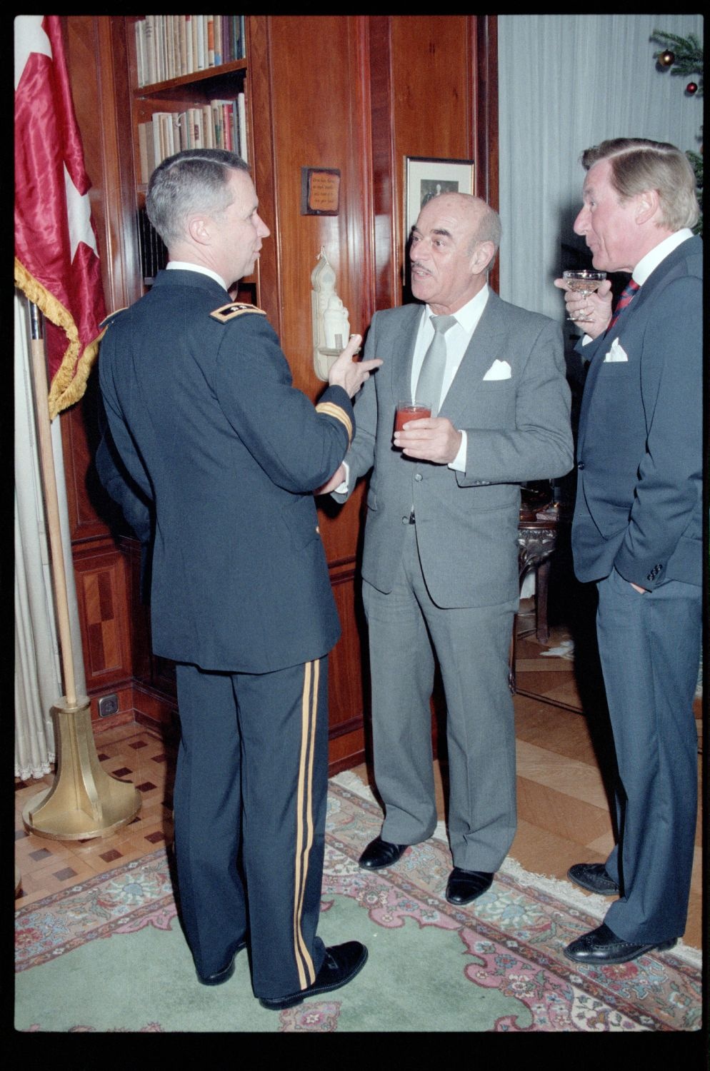 Fotografie: Weihnachtsempfang bei US-Stadtkommandant Major General John H. Mitchell in seiner Residenz in Berlin-Dahlem