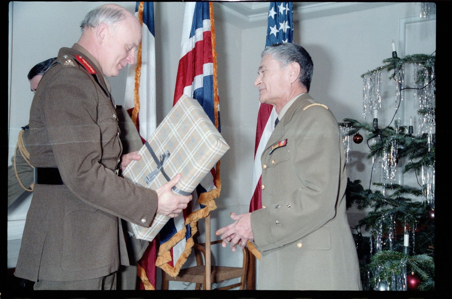 Fotografie: Verabschiedung von Major General Bernard Gordon Lennox, britischer Stadtkommandant, in der Alliierten Kommandantur in Berlin-Dahlem