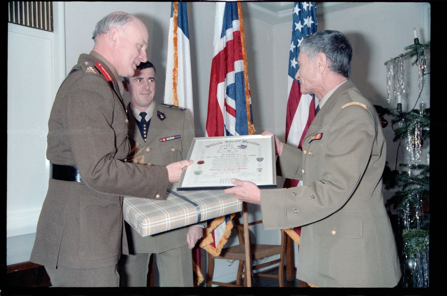 Fotografie: Verabschiedung von Major General Bernard Gordon Lennox, britischer Stadtkommandant, in der Alliierten Kommandantur in Berlin-Dahlem