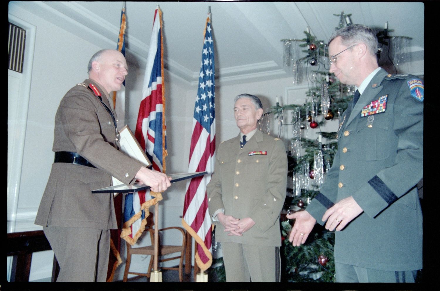 Fotografie: Verabschiedung von Major General Bernard Gordon Lennox, britischer Stadtkommandant, in der Alliierten Kommandantur in Berlin-Dahlem