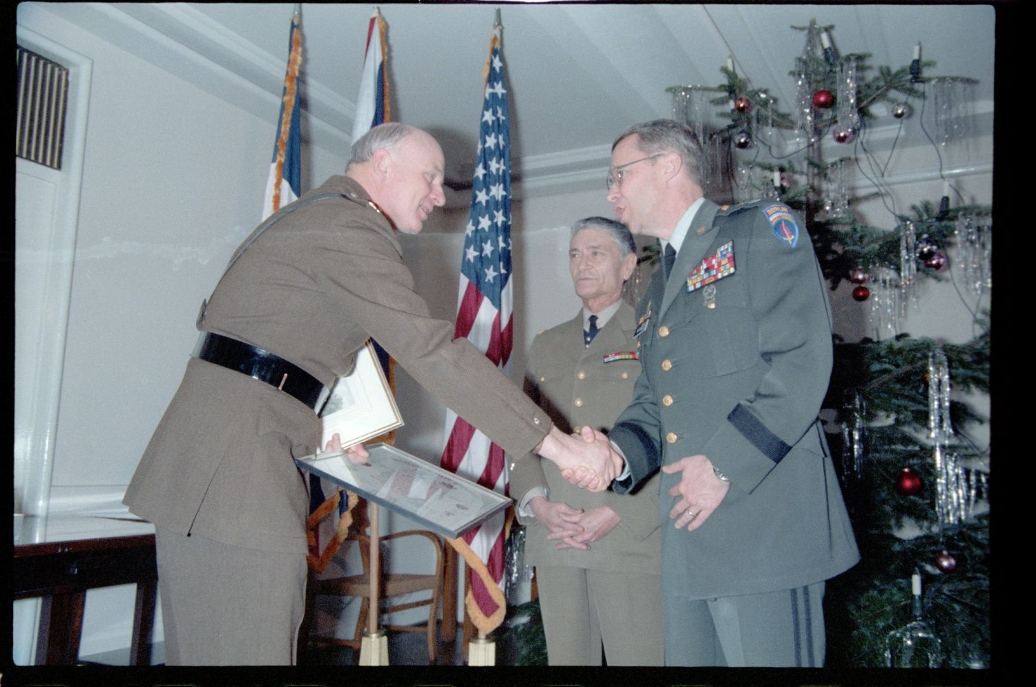 Fotografie: Verabschiedung von Major General Bernard Gordon Lennox, britischer Stadtkommandant, in der Alliierten Kommandantur in Berlin-Dahlem