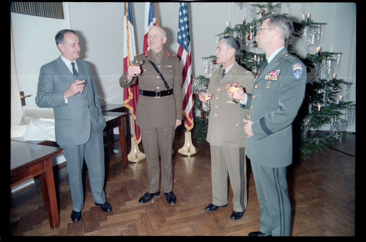 Fotografie: Verabschiedung von Major General Bernard Gordon Lennox, britischer Stadtkommandant, in der Alliierten Kommandantur in Berlin-Dahlem