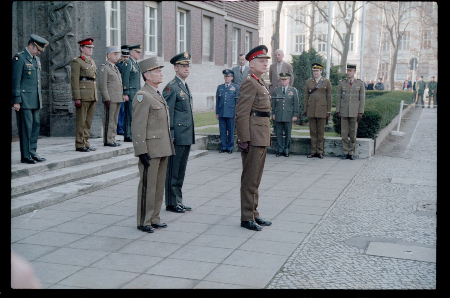 Fotografie: Verabschiedung von Major General Bernard Gordon Lennox, britischer Stadtkommandant, in der Alliierten Kommandantur in Berlin-Dahlem