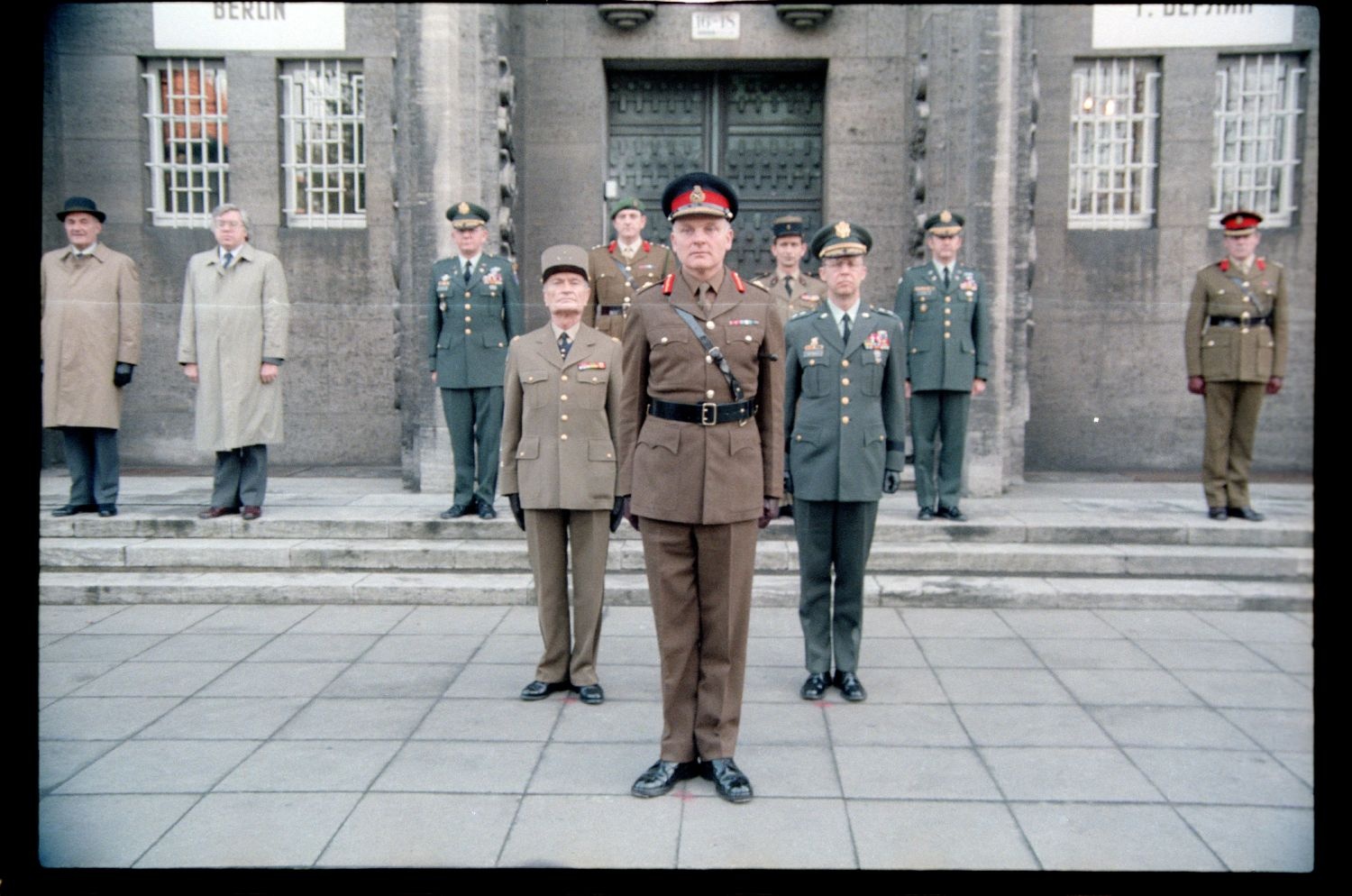 Fotografie: Verabschiedung von Major General Bernard Gordon Lennox, britischer Stadtkommandant, in der Alliierten Kommandantur in Berlin-Dahlem