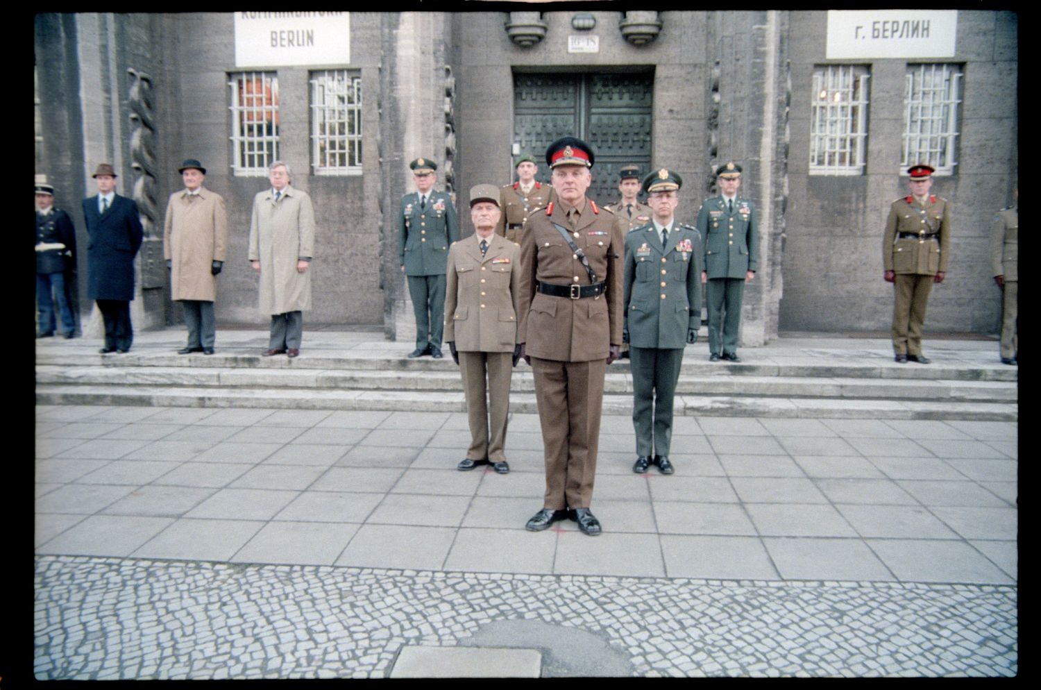 Fotografie: Verabschiedung von Major General Bernard Gordon Lennox, britischer Stadtkommandant, in der Alliierten Kommandantur in Berlin-Dahlem