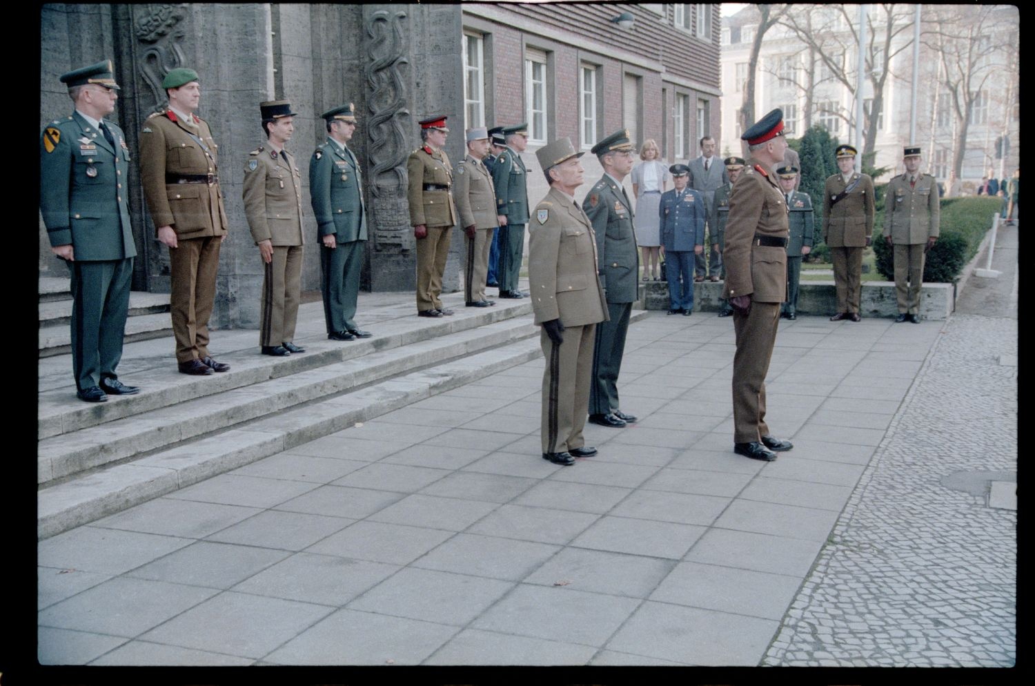 Fotografie: Verabschiedung von Major General Bernard Gordon Lennox, britischer Stadtkommandant, in der Alliierten Kommandantur in Berlin-Dahlem