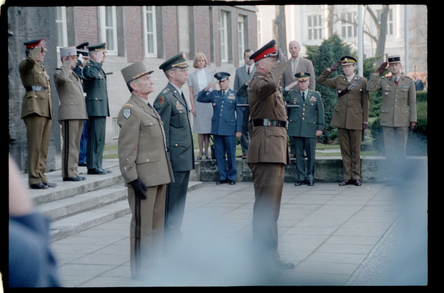 Fotografie: Verabschiedung von Major General Bernard Gordon Lennox, britischer Stadtkommandant, in der Alliierten Kommandantur in Berlin-Dahlem