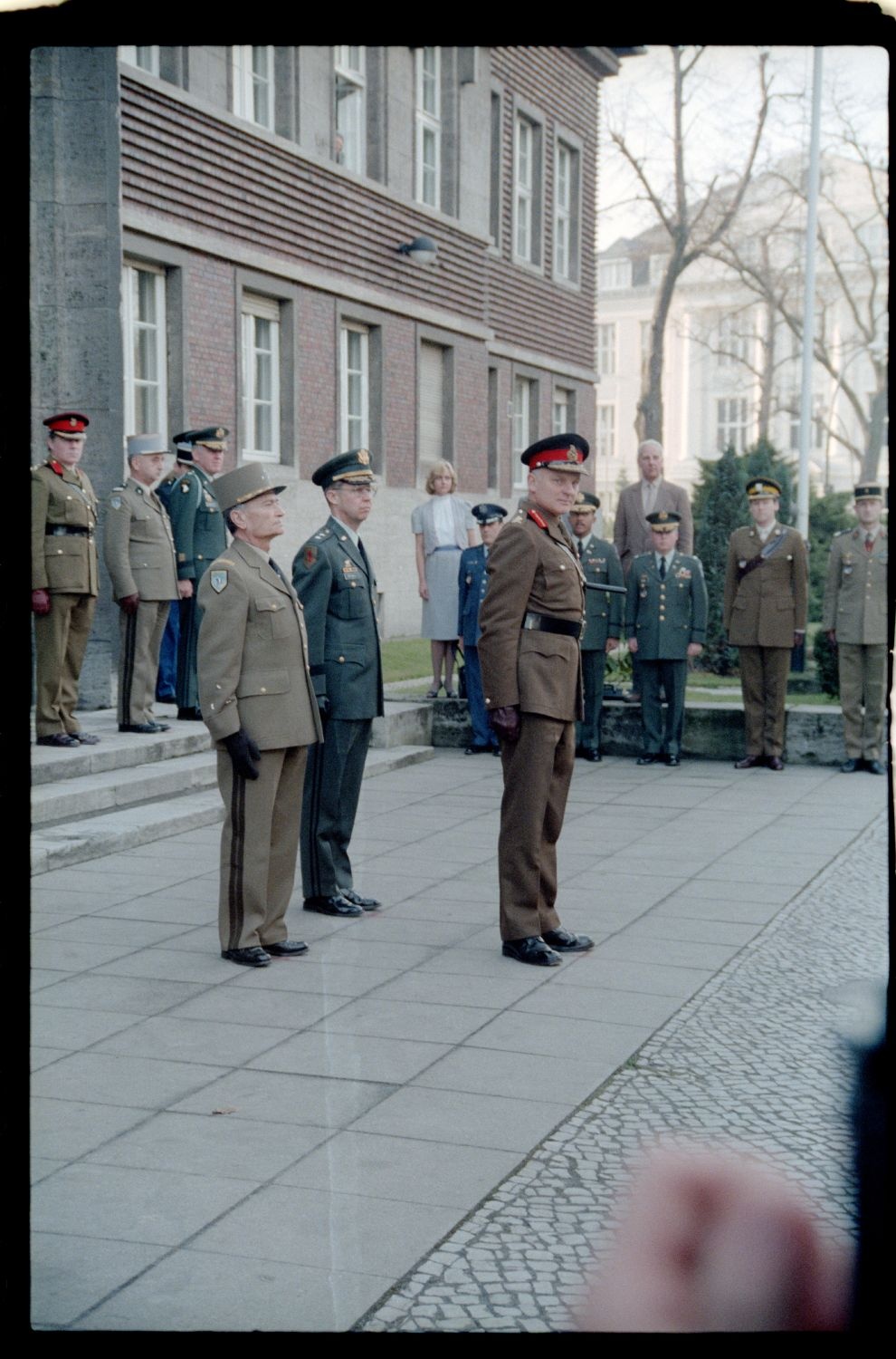 Fotografie: Verabschiedung von Major General Bernard Gordon Lennox, britischer Stadtkommandant, in der Alliierten Kommandantur in Berlin-Dahlem