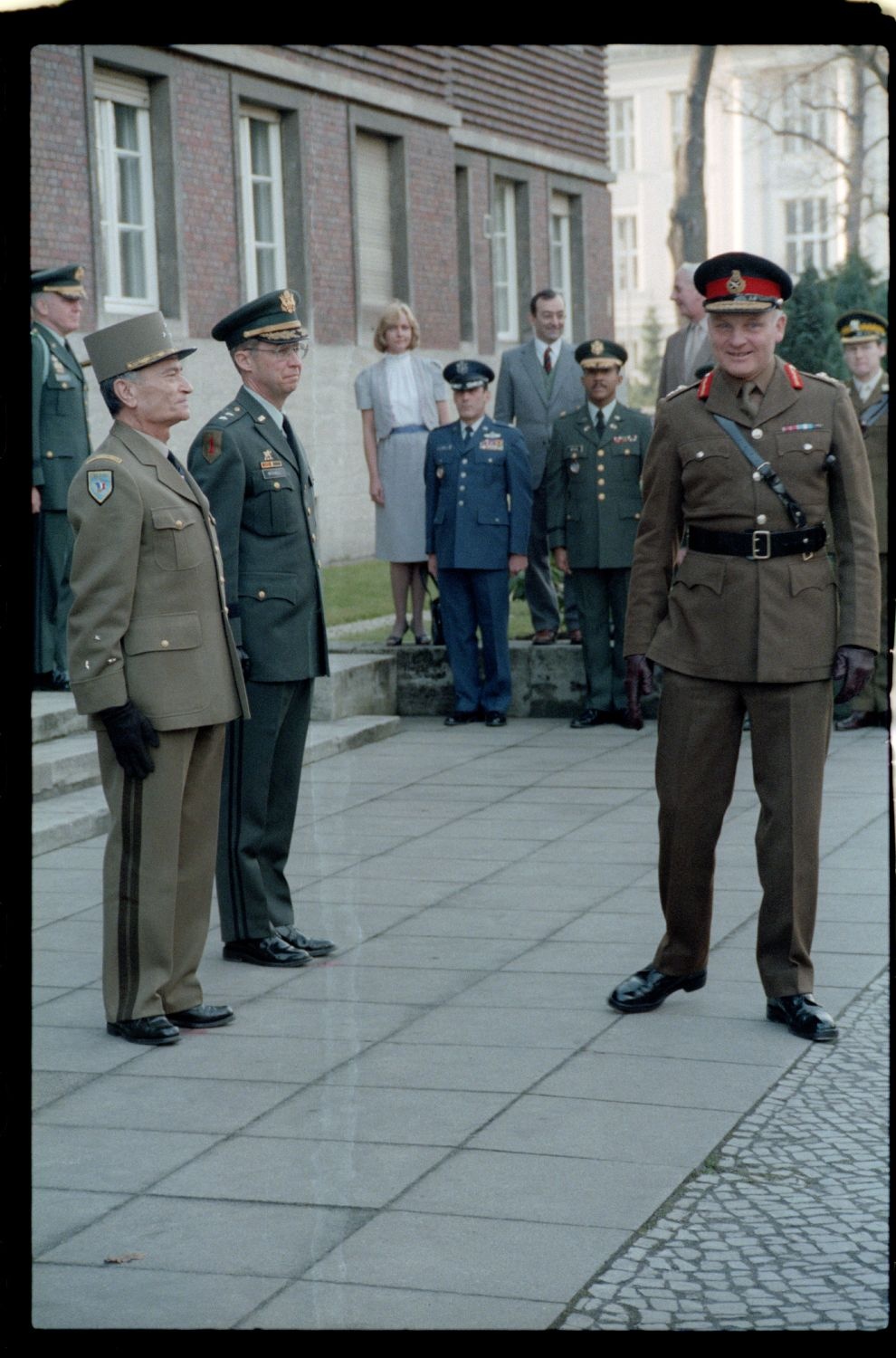 Fotografie: Verabschiedung von Major General Bernard Gordon Lennox, britischer Stadtkommandant, in der Alliierten Kommandantur in Berlin-Dahlem