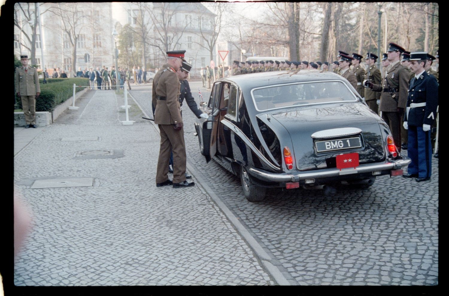 Fotografie: Verabschiedung von Major General Bernard Gordon Lennox, britischer Stadtkommandant, in der Alliierten Kommandantur in Berlin-Dahlem