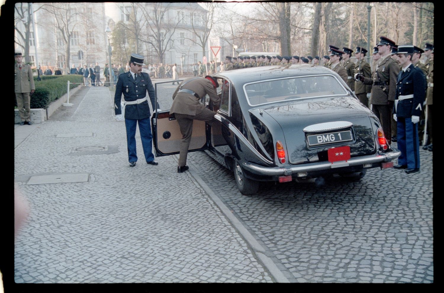 Fotografie: Verabschiedung von Major General Bernard Gordon Lennox, britischer Stadtkommandant, in der Alliierten Kommandantur in Berlin-Dahlem