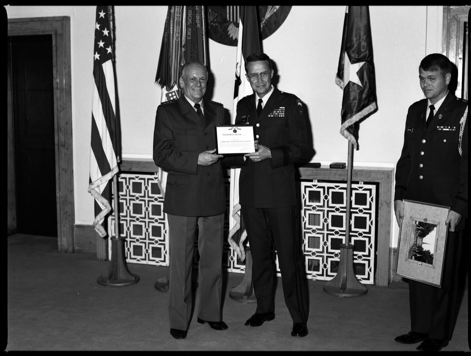 S/w-Fotografie: Auszeichnung eines Berliner Polizeibeamten durch US-Stadtkommandant Major General John H. Mitchell in den Lucius D. Clay Headquarters in Berlin-Dahlem