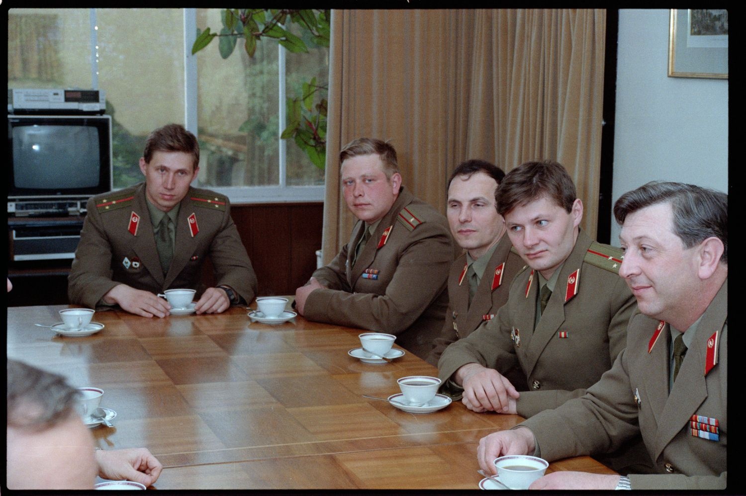 Fotografie: Empfang sowjetischer Offiziere in den Lucius D. Clay Headquarters in Berlin-Dahlem