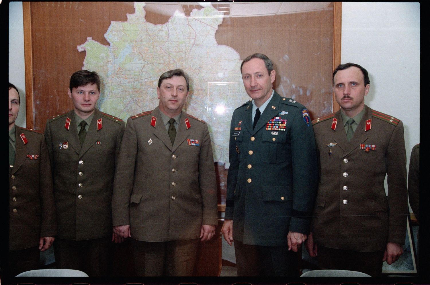 Fotografie: Empfang sowjetischer Offiziere in den Lucius D. Clay Headquarters in Berlin-Dahlem