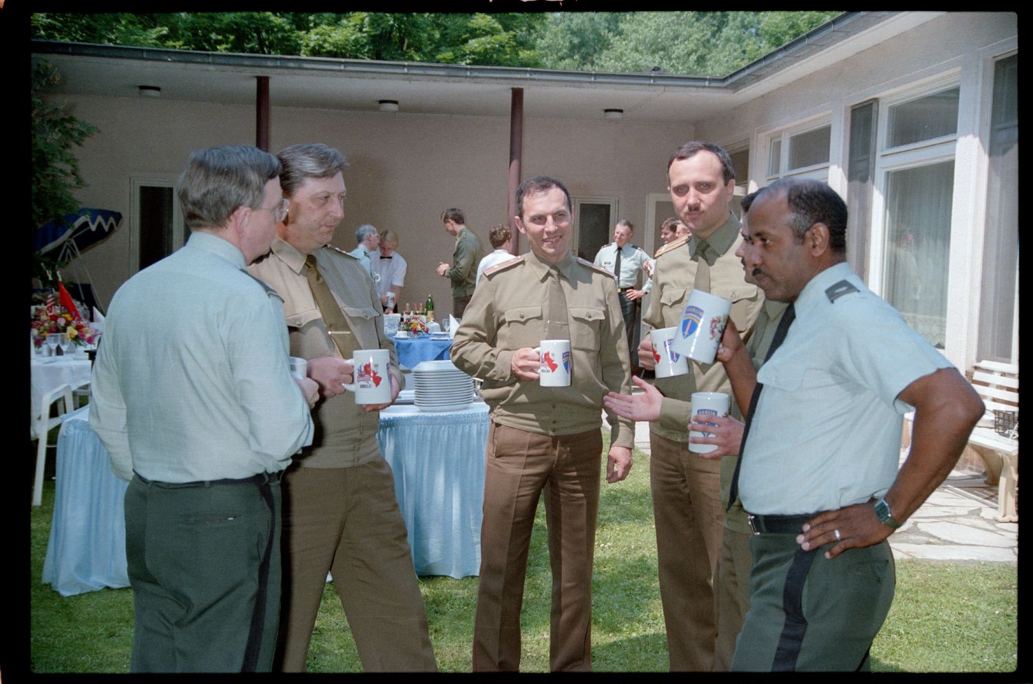 Fotografie: Empfang sowjetischer Offiziere in den Lucius D. Clay Headquarters in Berlin-Dahlem