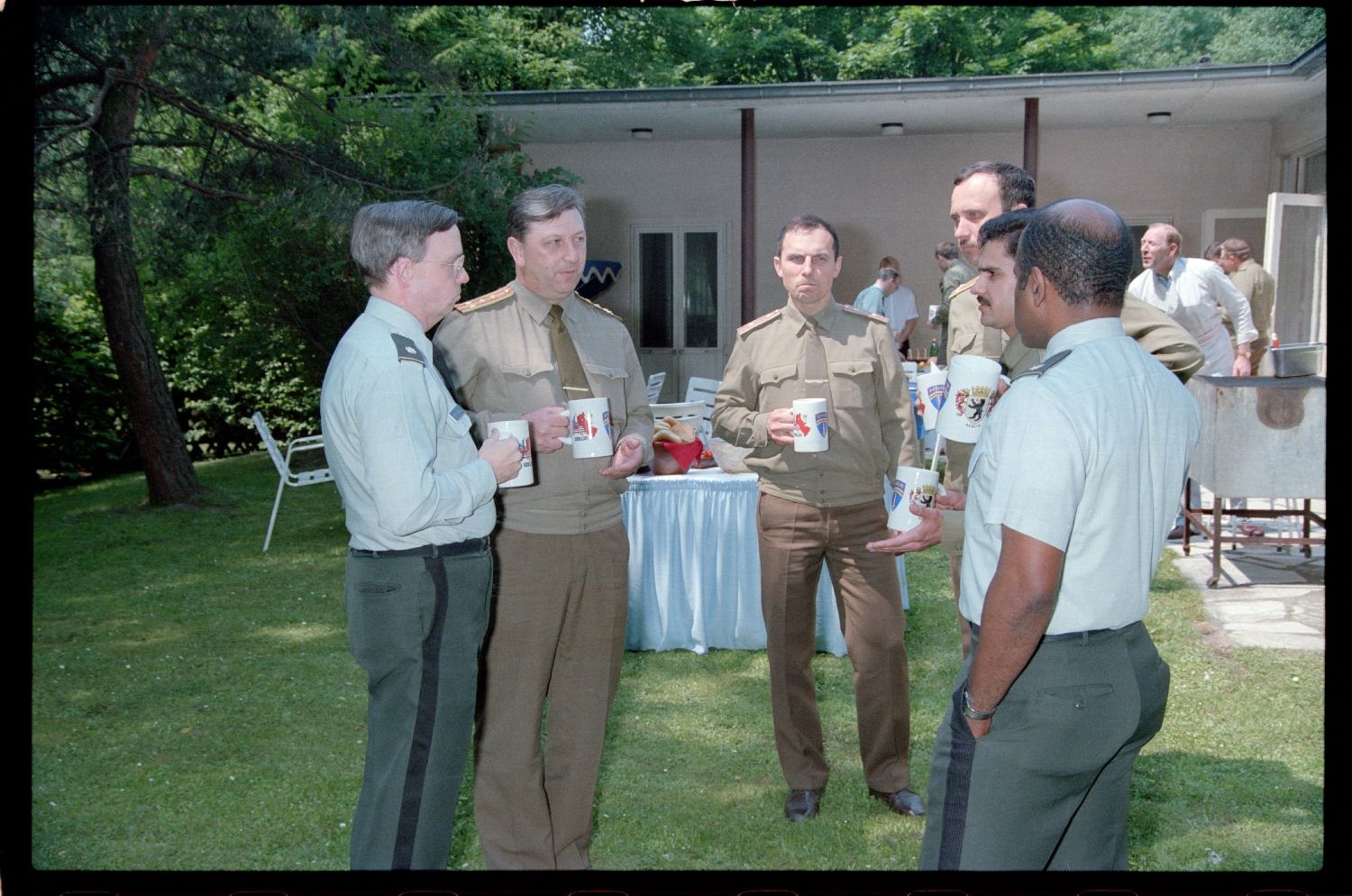 Fotografie: Empfang sowjetischer Offiziere in den Lucius D. Clay Headquarters in Berlin-Dahlem