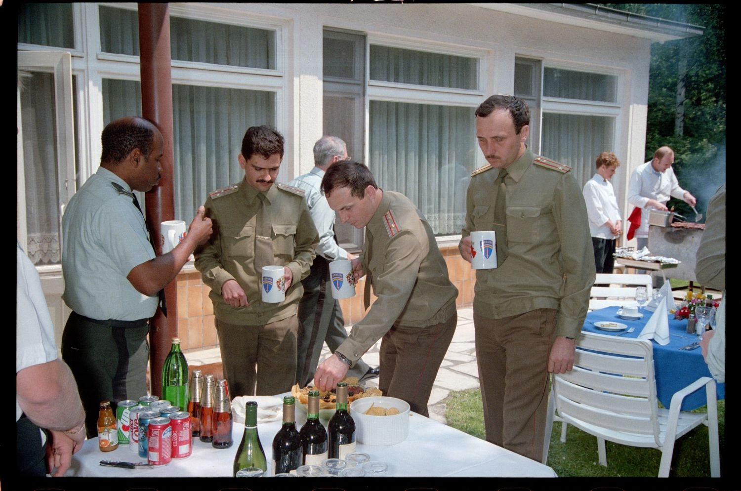 Fotografie: Empfang sowjetischer Offiziere in den Lucius D. Clay Headquarters in Berlin-Dahlem