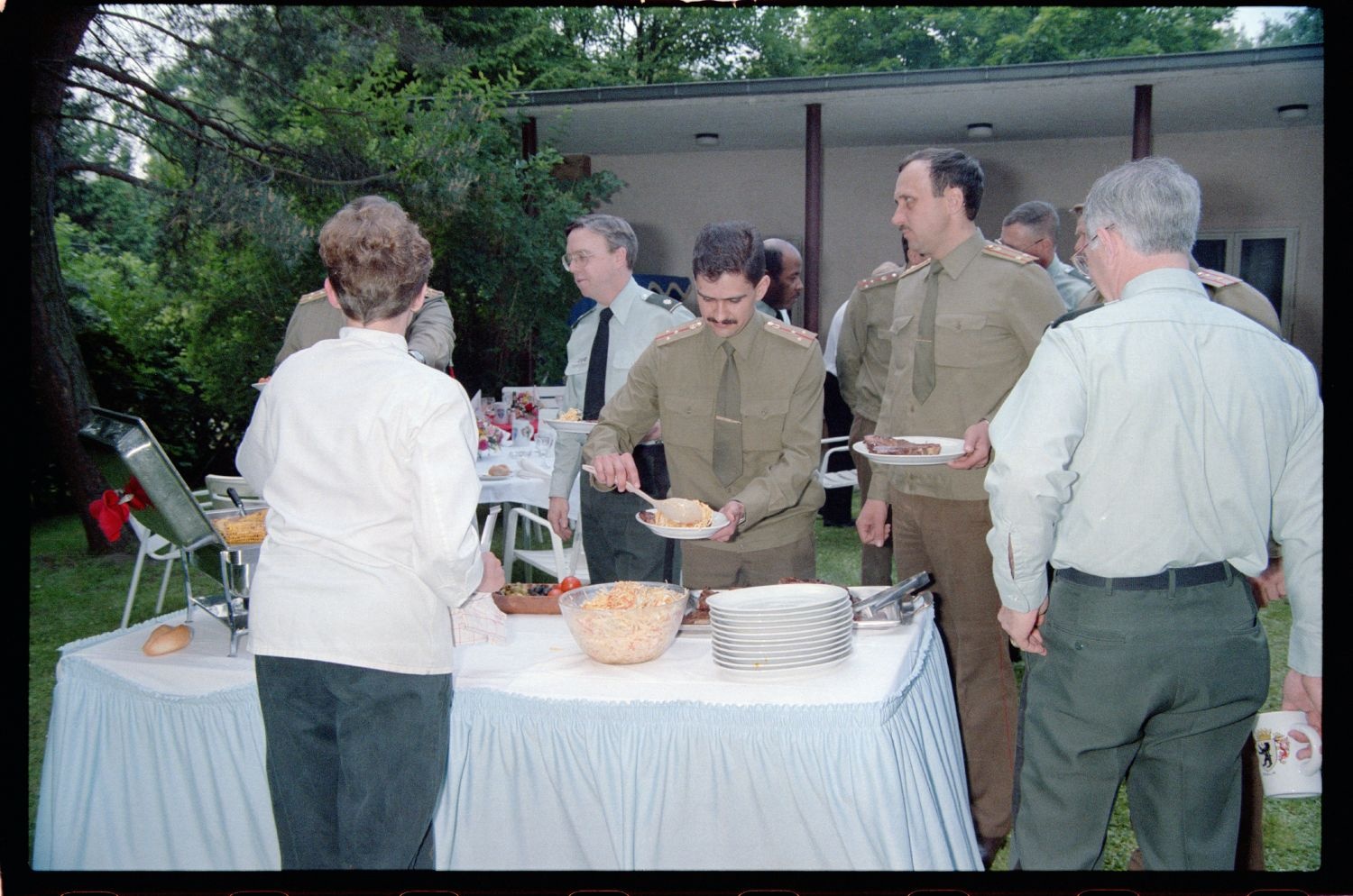 Fotografie: Empfang sowjetischer Offiziere in den Lucius D. Clay Headquarters in Berlin-Dahlem