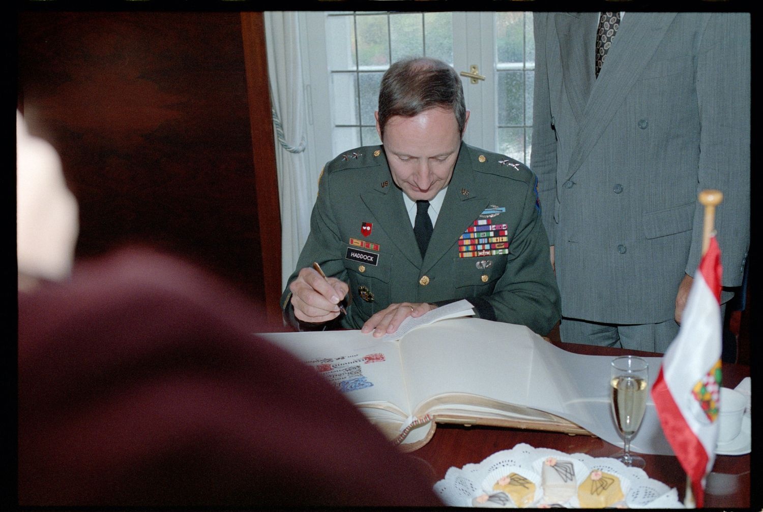 Fotografie: Abschiedsbesuch von US-Stadtkommandant Major General Raymond E. Haddock im Rathaus Berlin-Zehlendorf