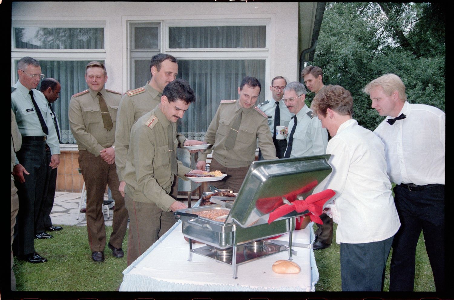 Fotografie: Empfang sowjetischer Offiziere in den Lucius D. Clay Headquarters in Berlin-Dahlem