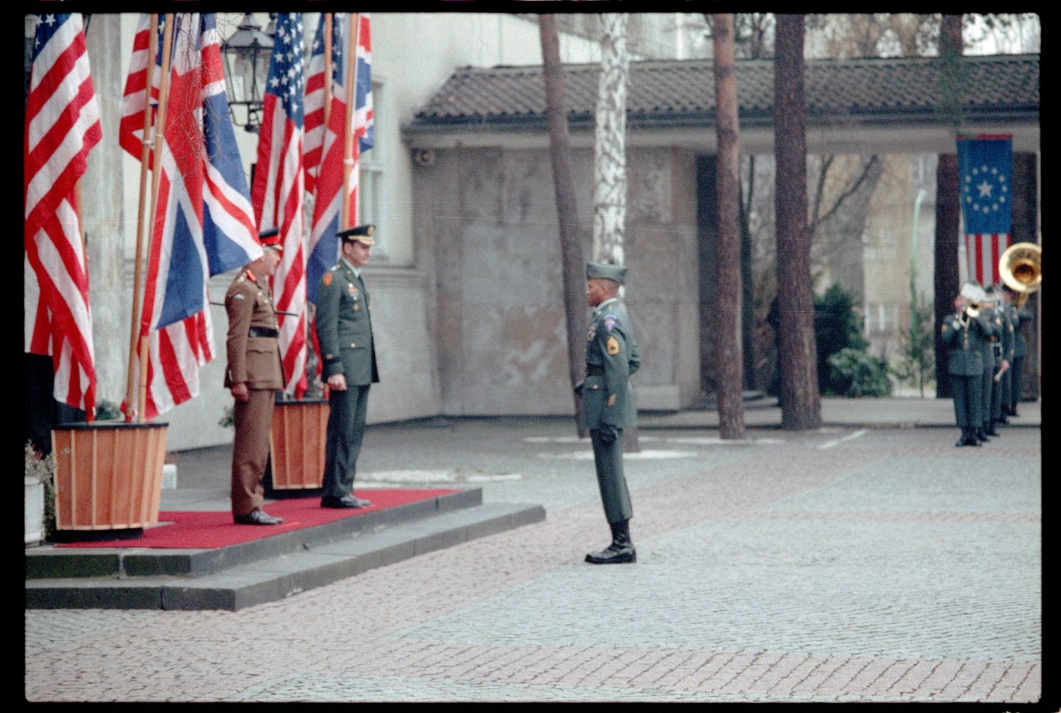 Fotografie: Antrittsbesuch von Major General Robert Corbett, britischer Stadtkommandant, in den Lucius D. Clay Headquarters in Berlin-Dahlem