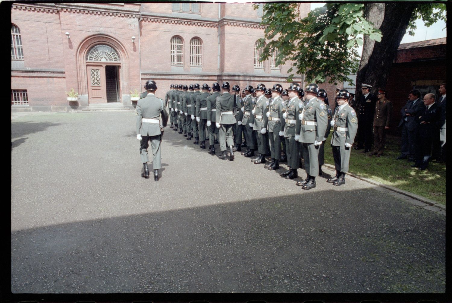 Fotografie: Wachablösung vor dem Alliierten Kriegsverbrechergefängnis Berlin-Spandau