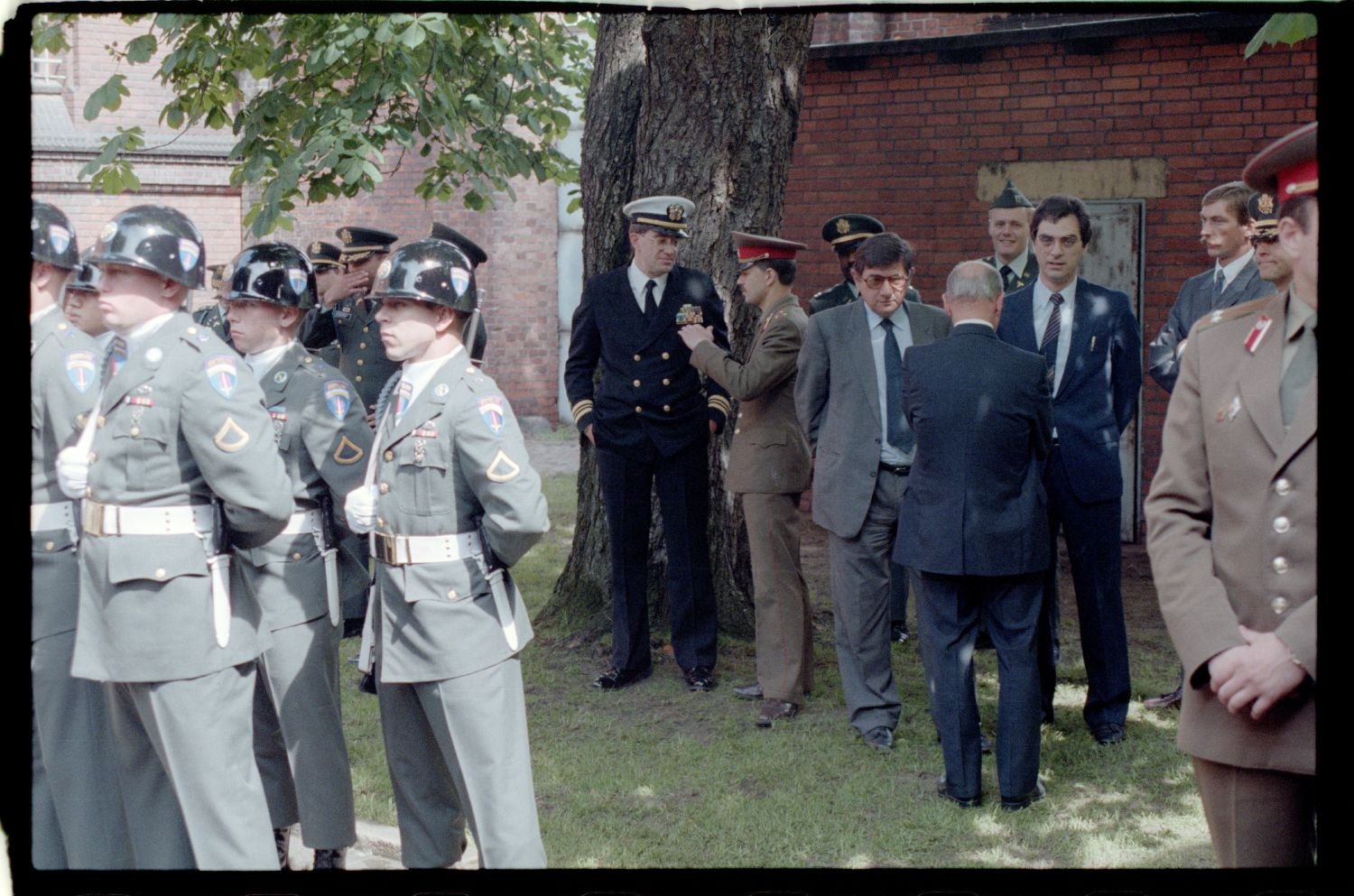 Fotografie: Wachablösung vor dem Alliierten Kriegsverbrechergefängnis Berlin-Spandau