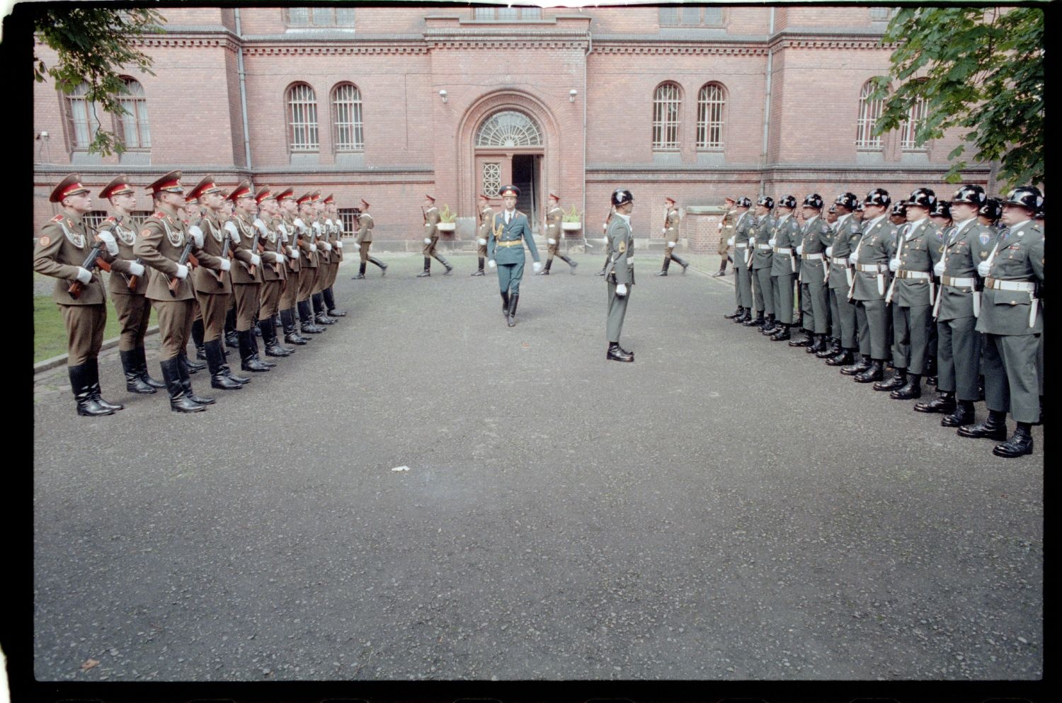 Fotografie: Wachablösung vor dem Alliierten Kriegsverbrechergefängnis Berlin-Spandau