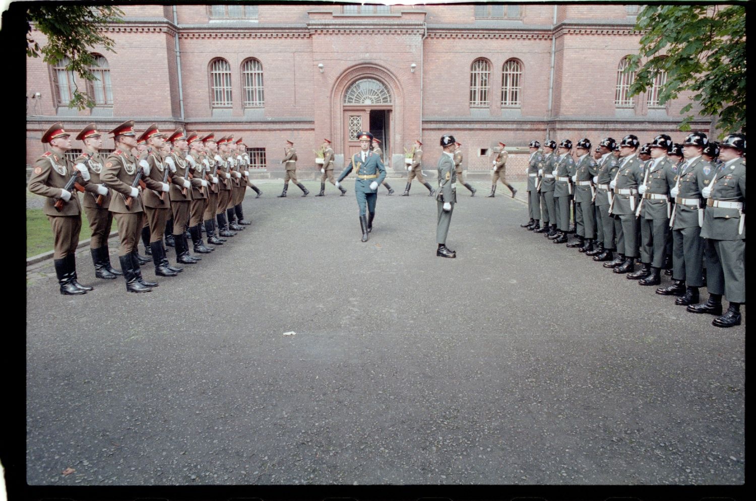 Fotografie: Wachablösung vor dem Alliierten Kriegsverbrechergefängnis Berlin-Spandau