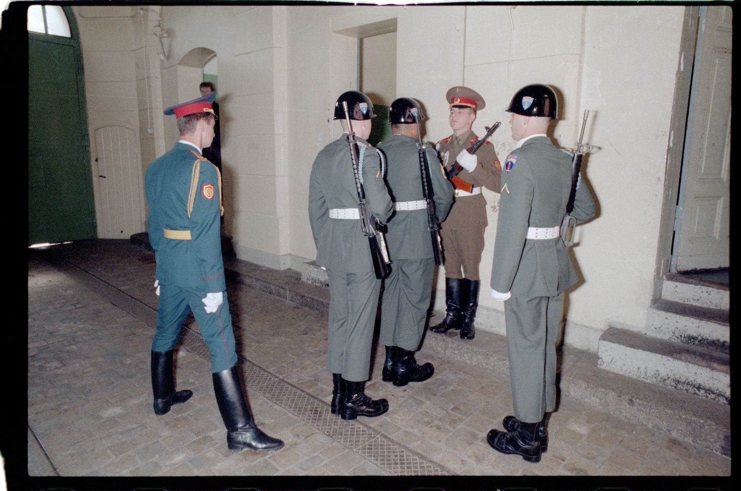 Fotografie: Wachablösung vor dem Alliierten Kriegsverbrechergefängnis Berlin-Spandau