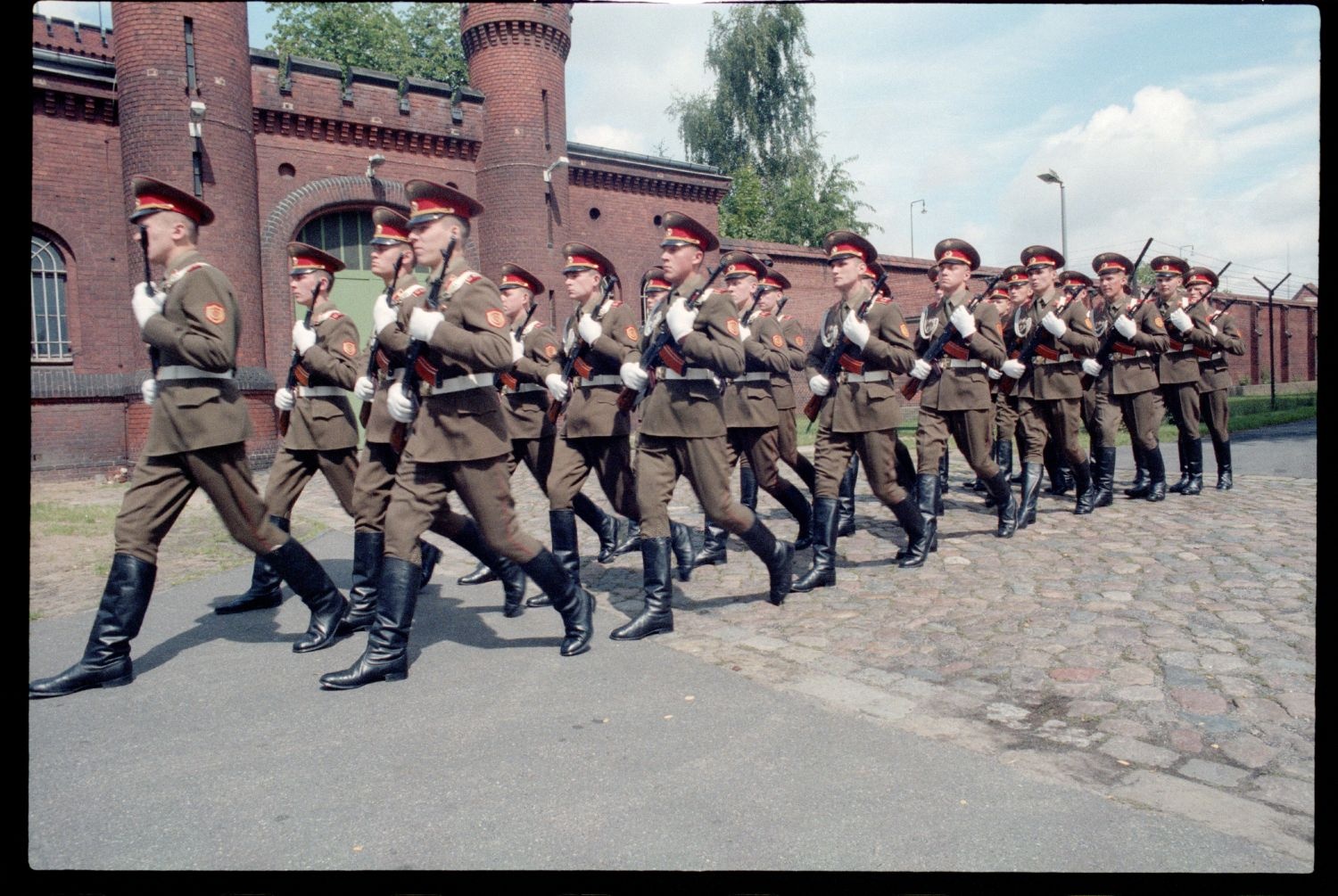 Fotografie: Wachablösung vor dem Alliierten Kriegsverbrechergefängnis Berlin-Spandau